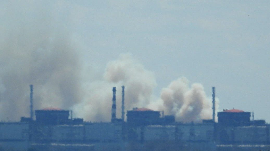 Rauchsäule über dem Atomkraftwerk Saporischschja: Was genau der Ursprung des Rauchs ist, ist noch nicht bekannt.