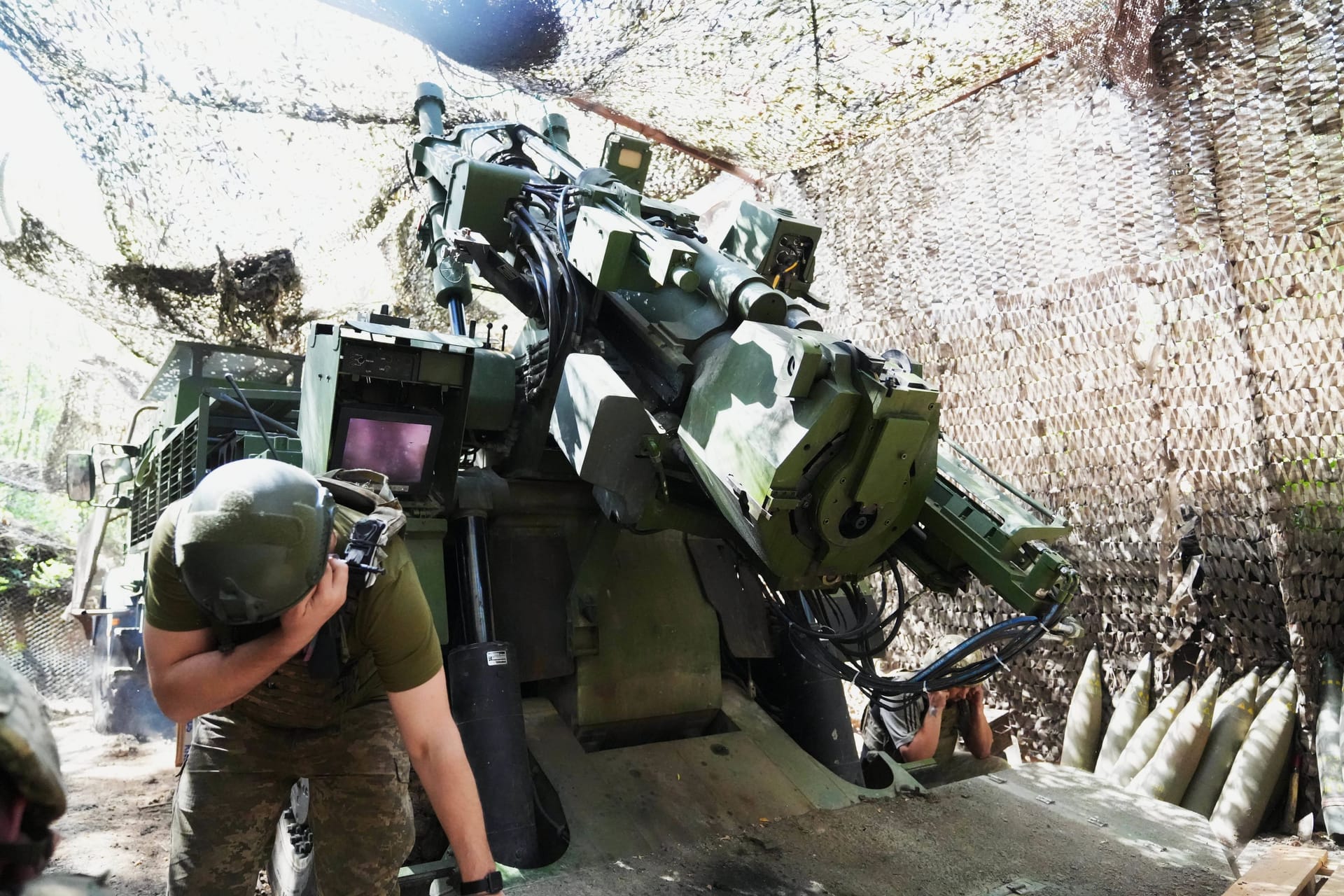 Ukrainischer Soldat an einer Haubitze. Das Land will mehr Waffen selbst produzieren. (Archivbild)