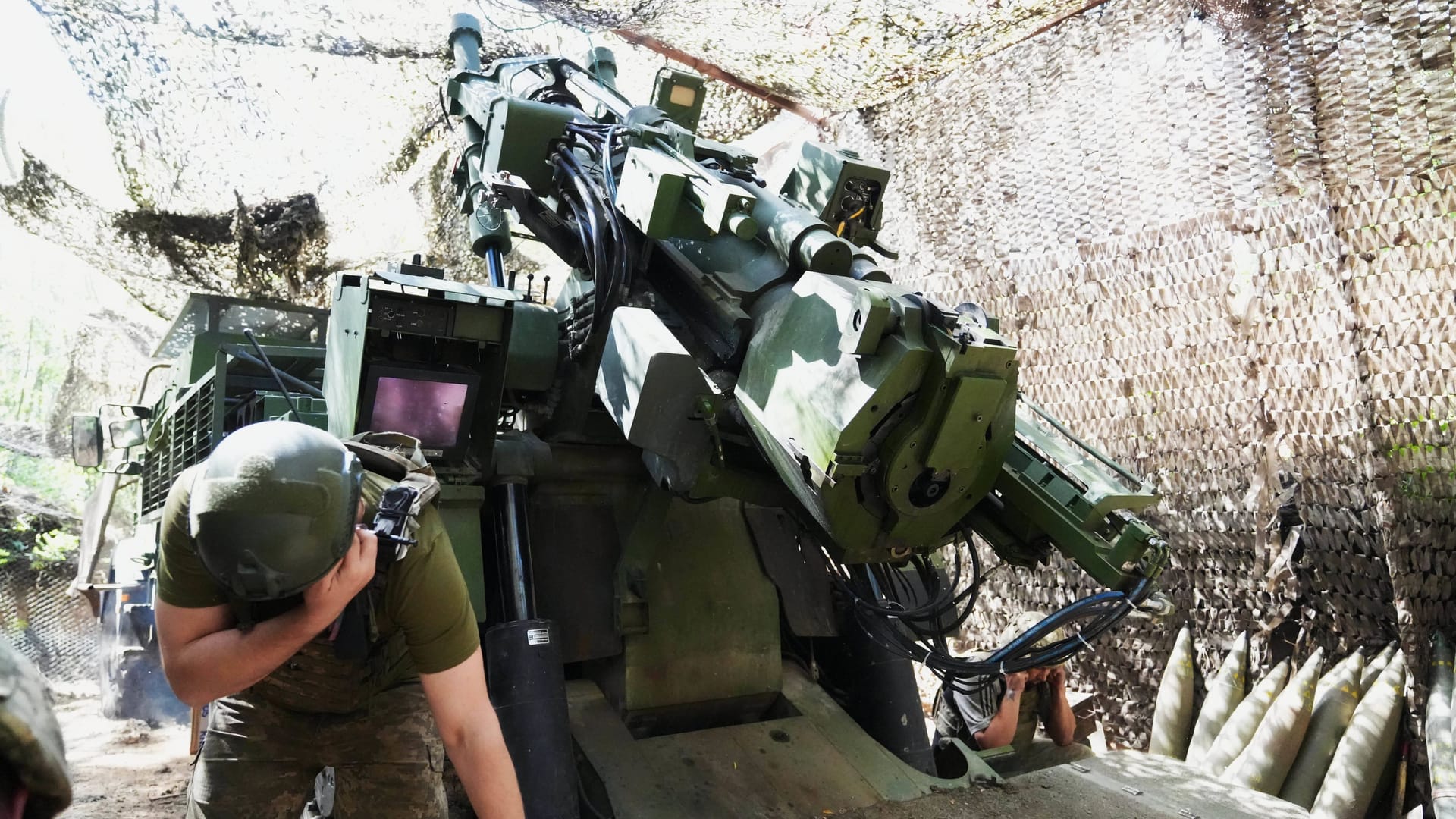 Ukrainischer Soldat an einer Haubitze. Das Land will mehr Waffen selbst produzieren. (Archivbild) Ukrainischer Soldat an einer Haubitze. Das Land will mehr Waffen selbst produzieren. (Archivbild)