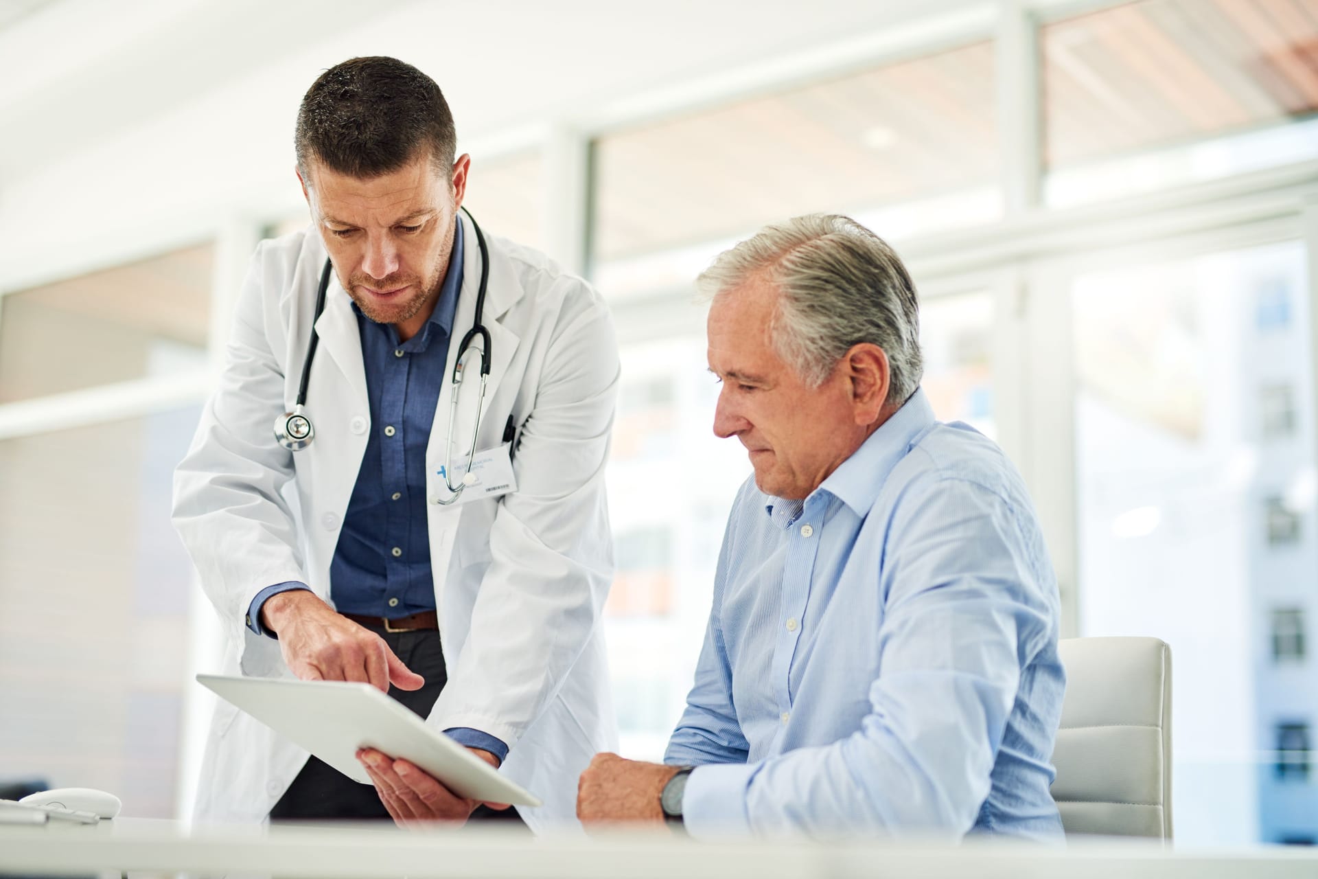 Ein Arzt erklärt einem Patienten einen Laborbefund.