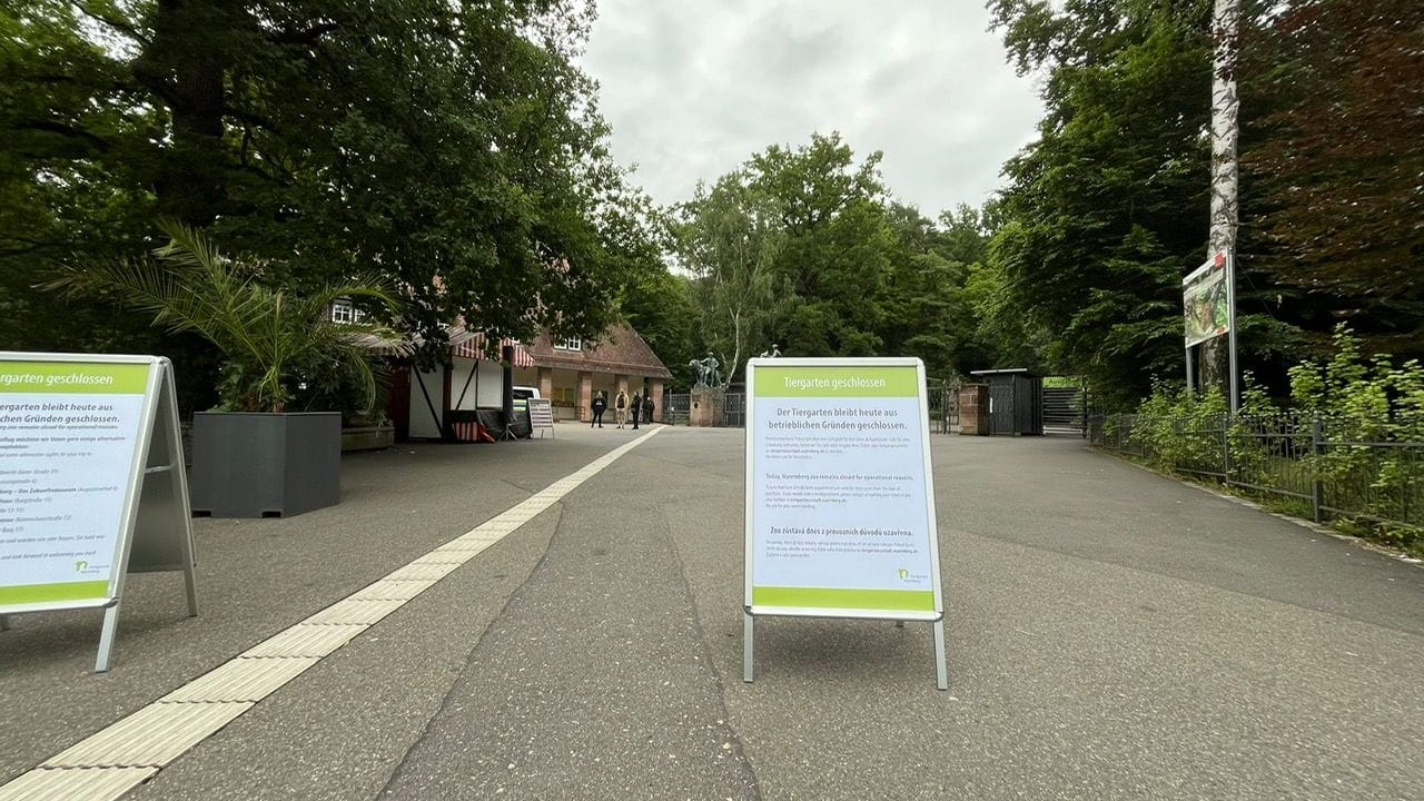 Der Eingang vor dem Tiergarten ist an diesem Sommertag überraschend leer.