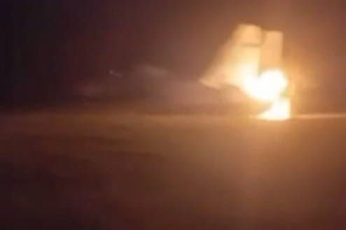 Eine russische Su-27UB brennt auf einem Flugplatz.