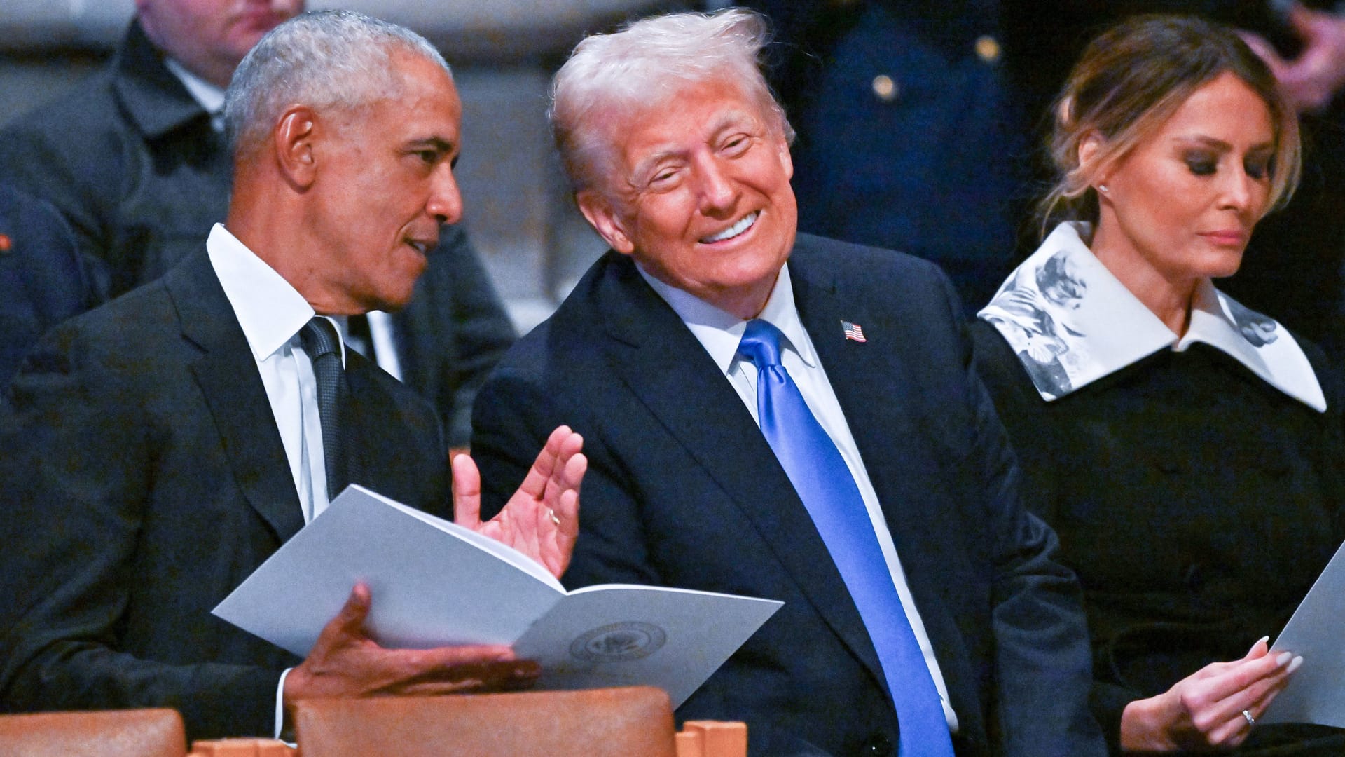 Barack Obama zusammen mit Donald Trump auf der Beerdigung des ehemaligen Präsidenten Jimmy Carter (Archivbild).