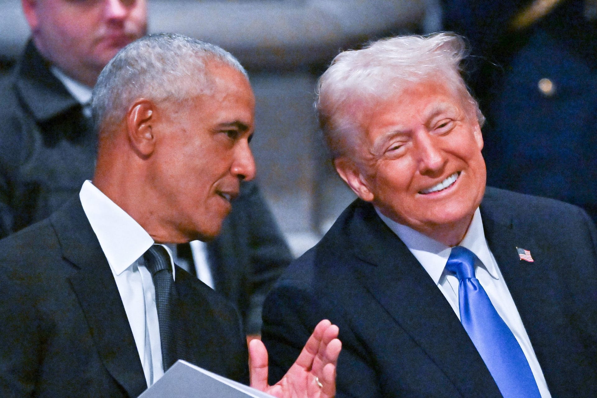 Barack Obama zusammen mit Donald Trump auf der Beerdigung des ehemaligen Präsidenten Jimmy Carter (Archivbild).