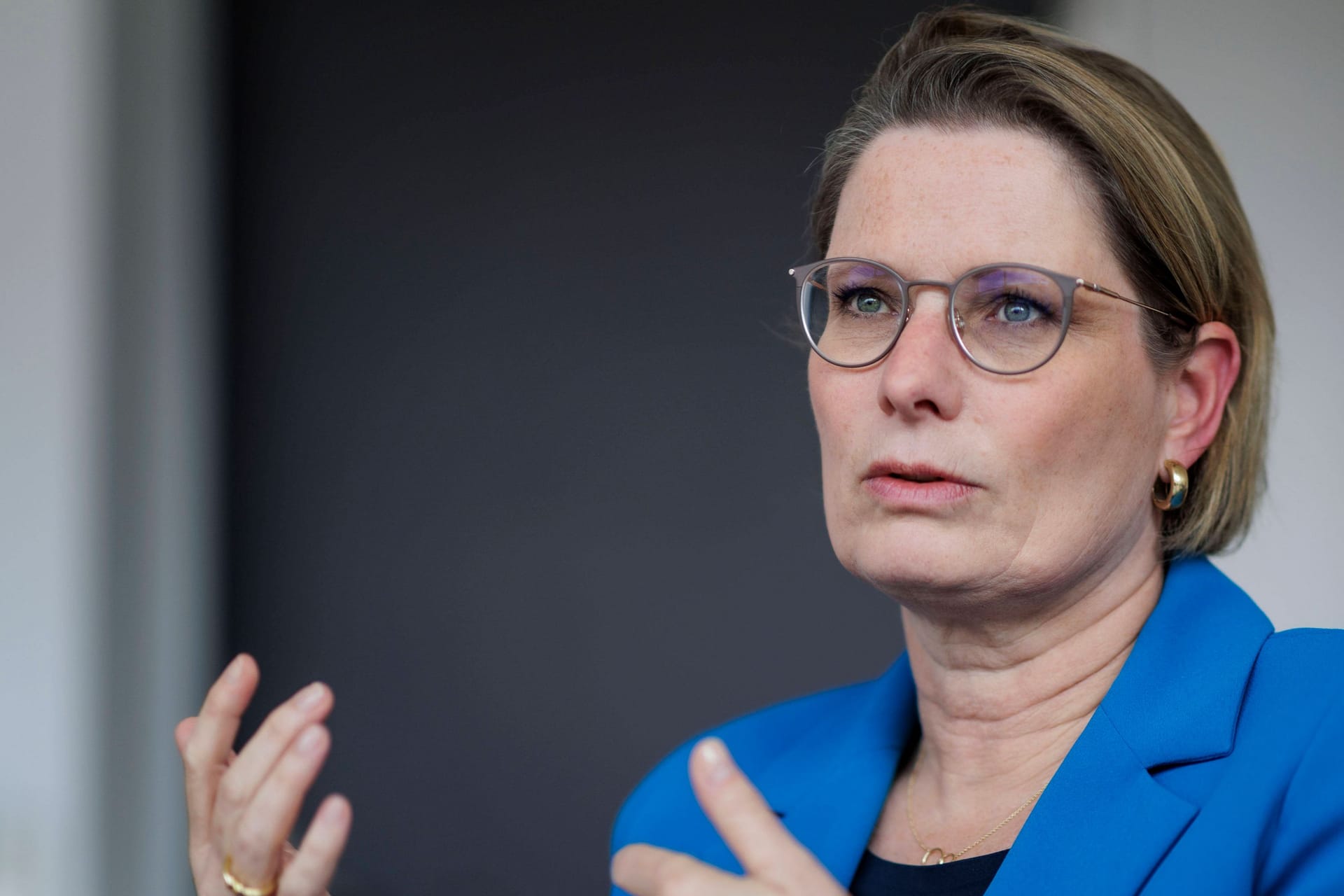 Stefanie Hubig (SPD) während eines Interviews (Archivbild): Die Justizministerin möchte die Mietpreisbremse um vier weitere Jahre verlängern.