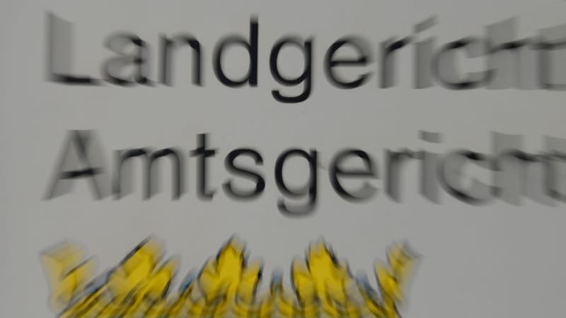 Ein Schild mit der Aufschrift "Landgericht" und "Amtsgericht" (Archivbild): Die Verhandlung findet im Raum 10 des Gebäudes E am Landgericht Frankfurt statt.