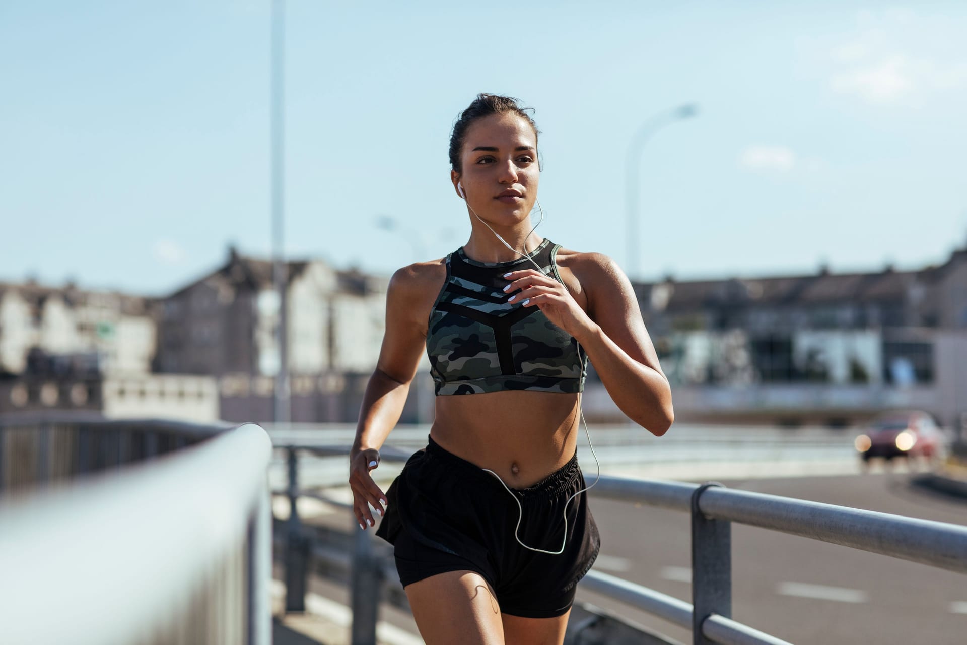 Joggen in der Stadt: In der Nähe von vielbefahrenen Straßen ist die Feinstaubbelastung besonders hoch.