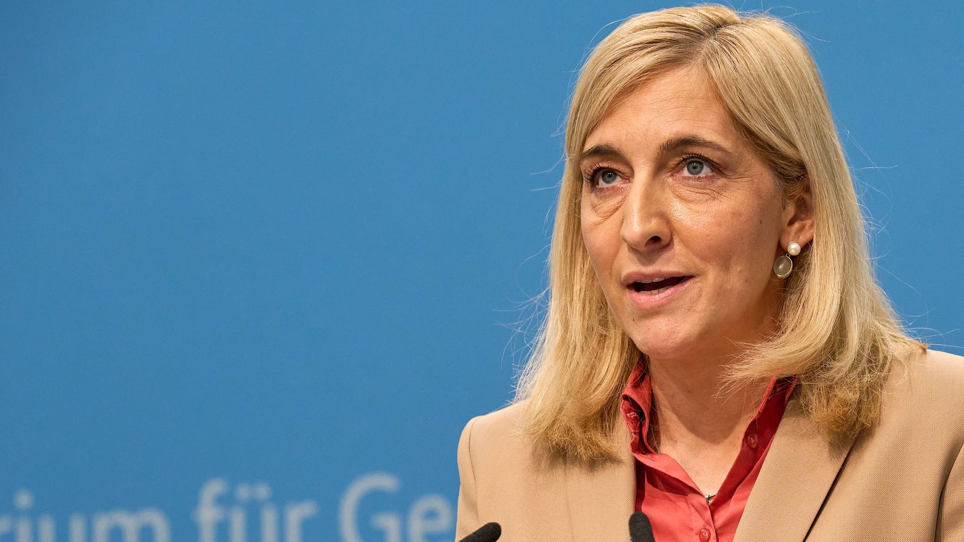 Bundesgesundheitsministerin Nina Warken (CDU): Die Bürger müssten sich darauf verlassen können, dass sie im Pflegefall unterstützt und nicht überlastet werden, sagte sie am Montag in Berlin.