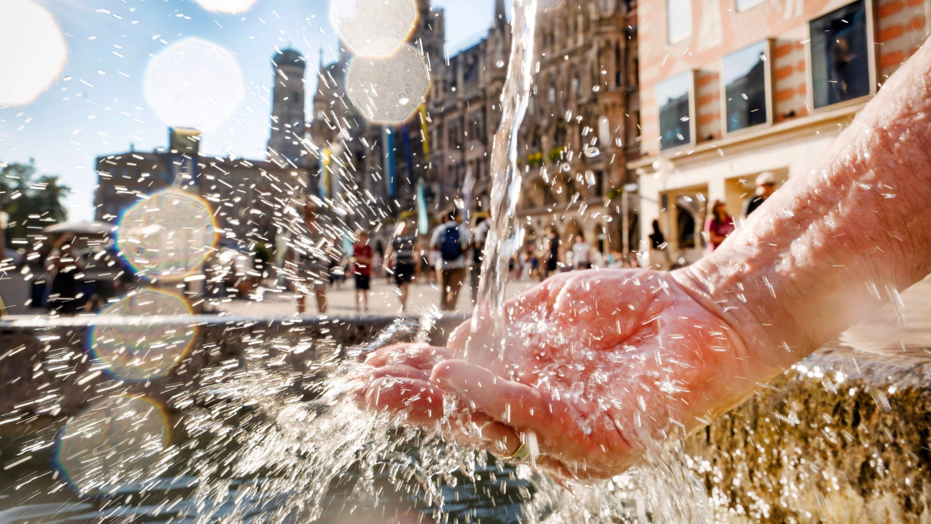Brunnenwasser glitzert in der Abendsonne am Marienplatz (Archivbild):