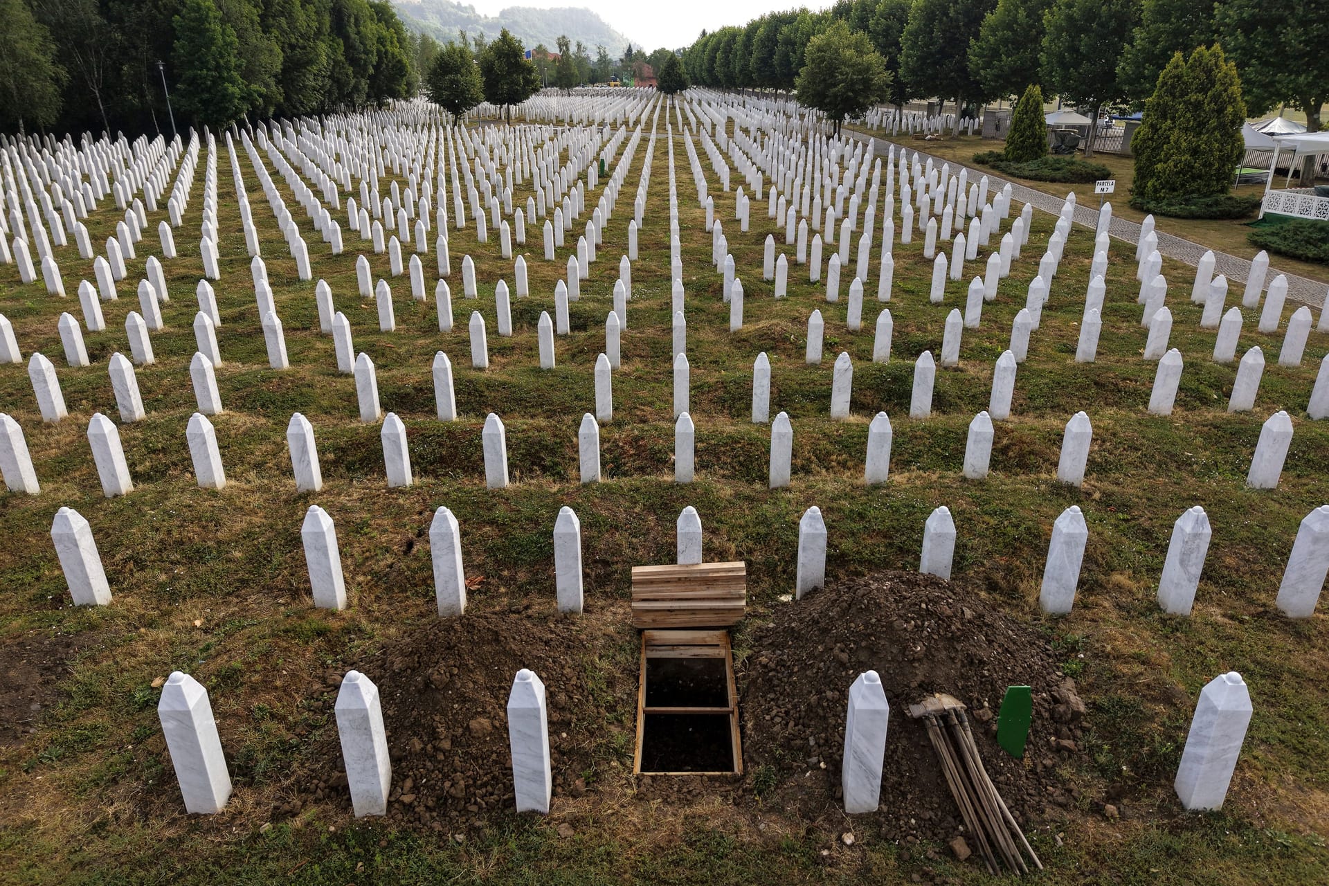 Blick über die Gedenkstätte für die Opfer des Massakers von Srebrenica in Potocari, Bosnien-Herzegowina: Noch immer sind die Überreste von tausend Opfern nicht gefunden.
