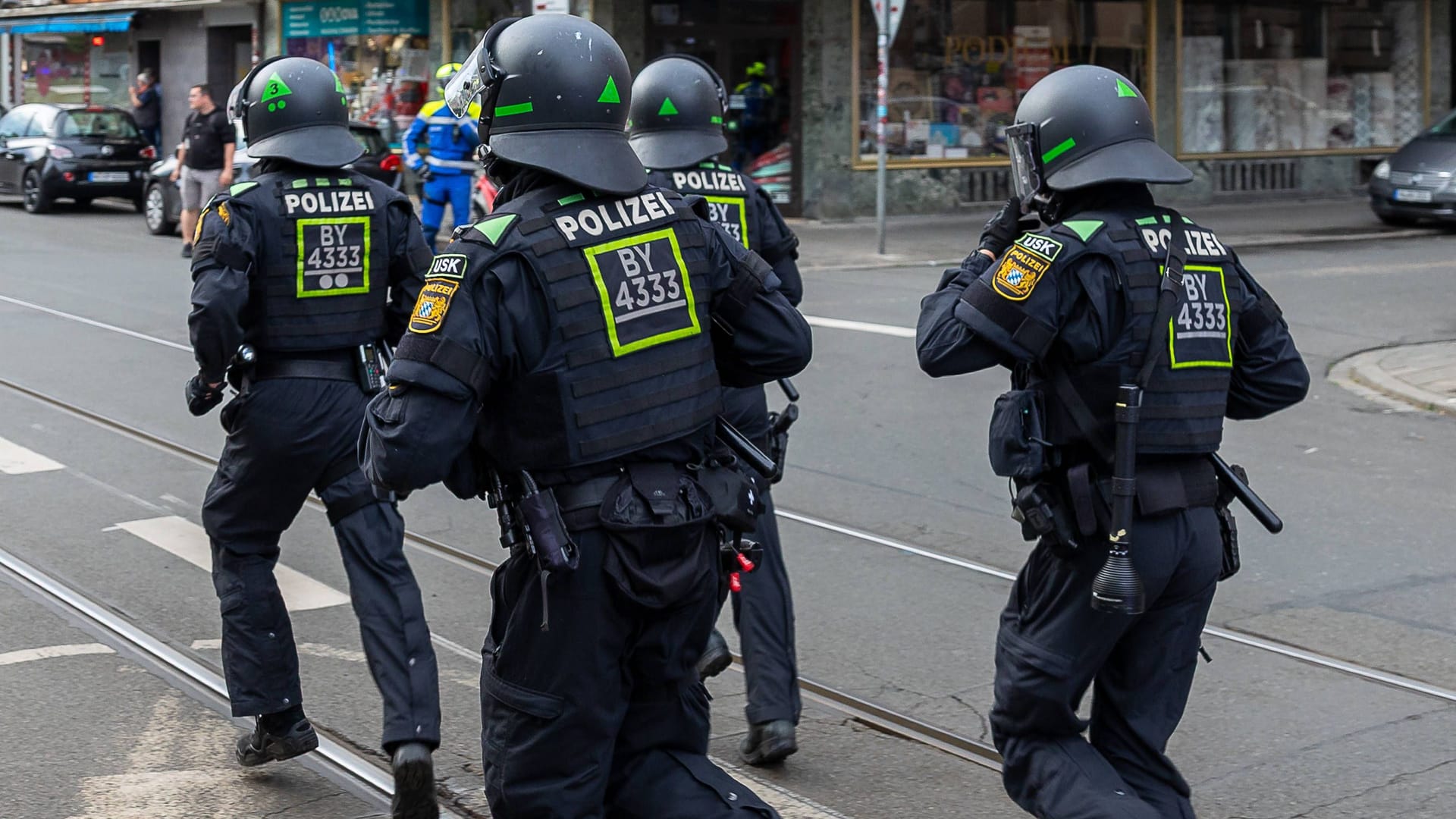 Polizeieinsatz bei einer Demo in Nürnberg (Archivbild): Am Montagabend wurde eine Person festgenommen.