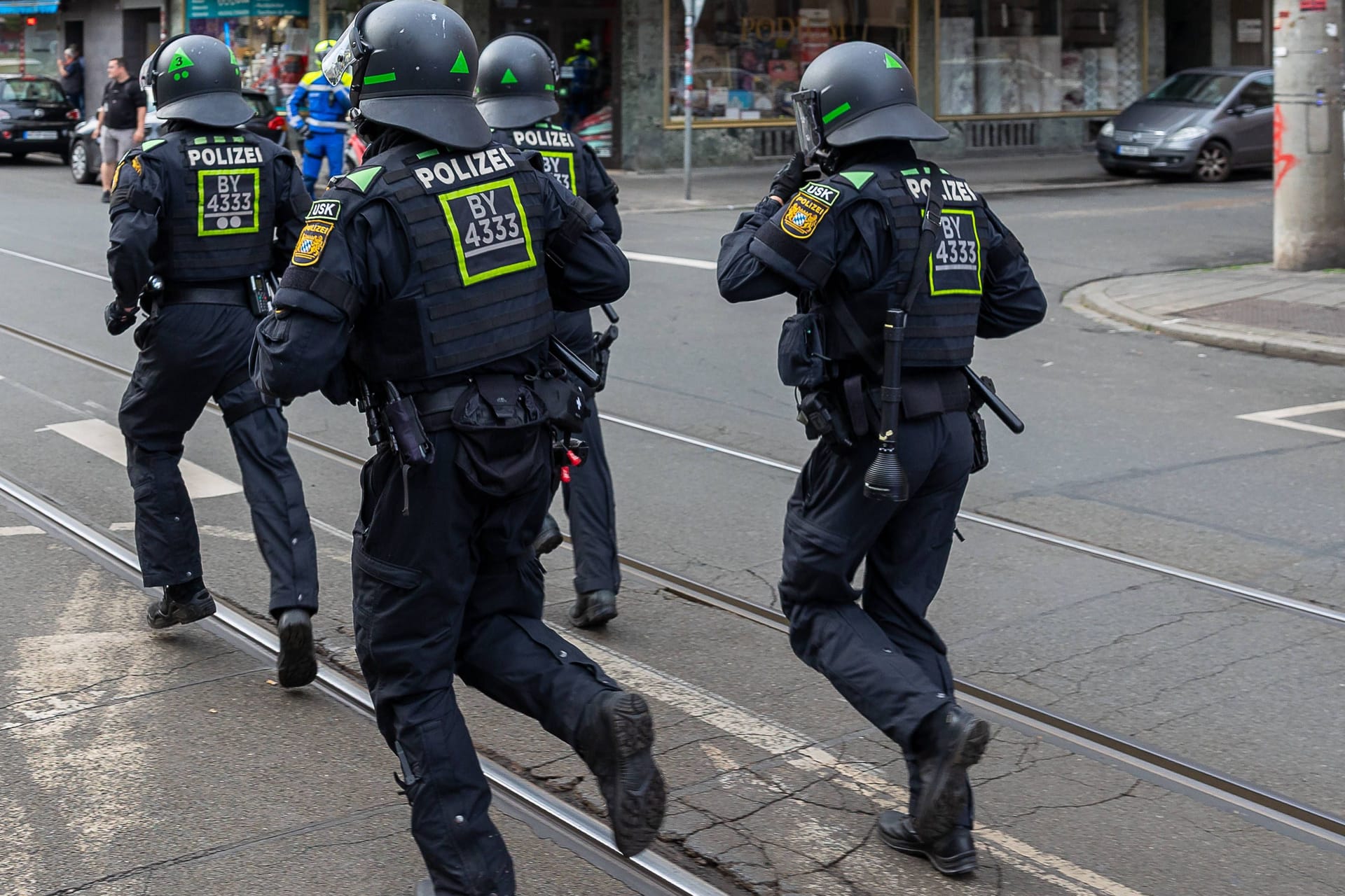 Polizeieinsatz bei einer Demo in Nürnberg (Archivbild): Am Montagabend wurde eine Person festgenommen.
