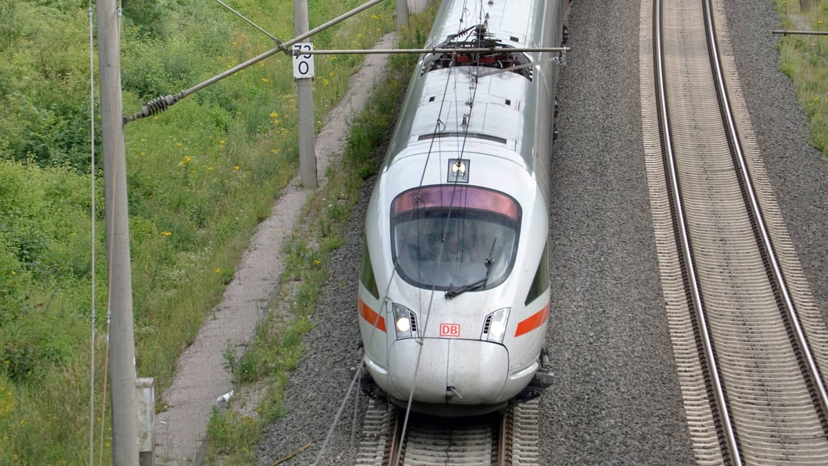 Deutsche Bahn in Berlin: Brand auf Strecke nach München – lange Verspätung