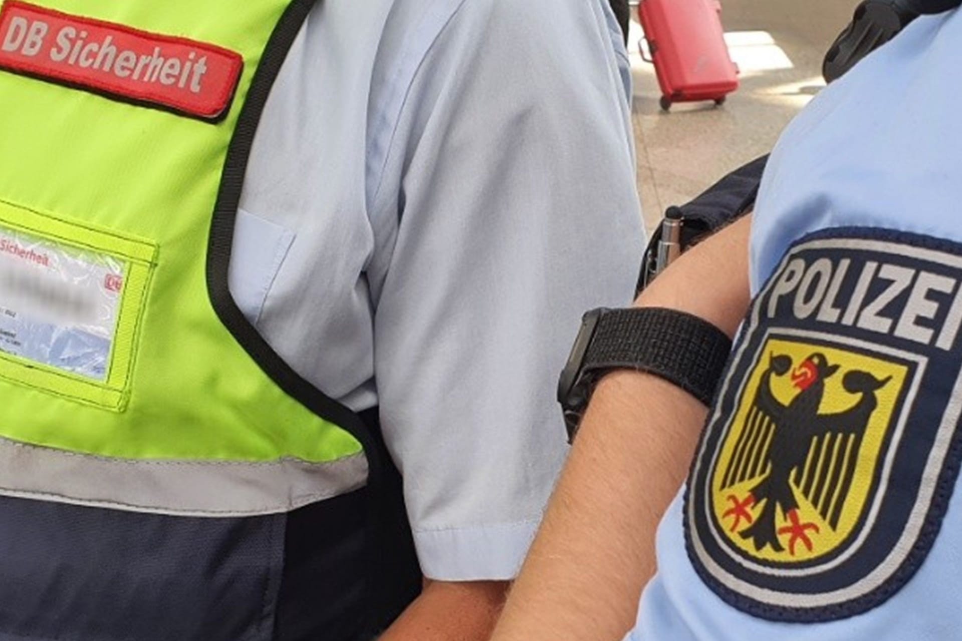 Ein Mitarbeiter der DB-Sicherheit und ein Bundespolizist (Archivbild): Gegen den Angreifer wird nun wegen Körperverletzung ermittelt.