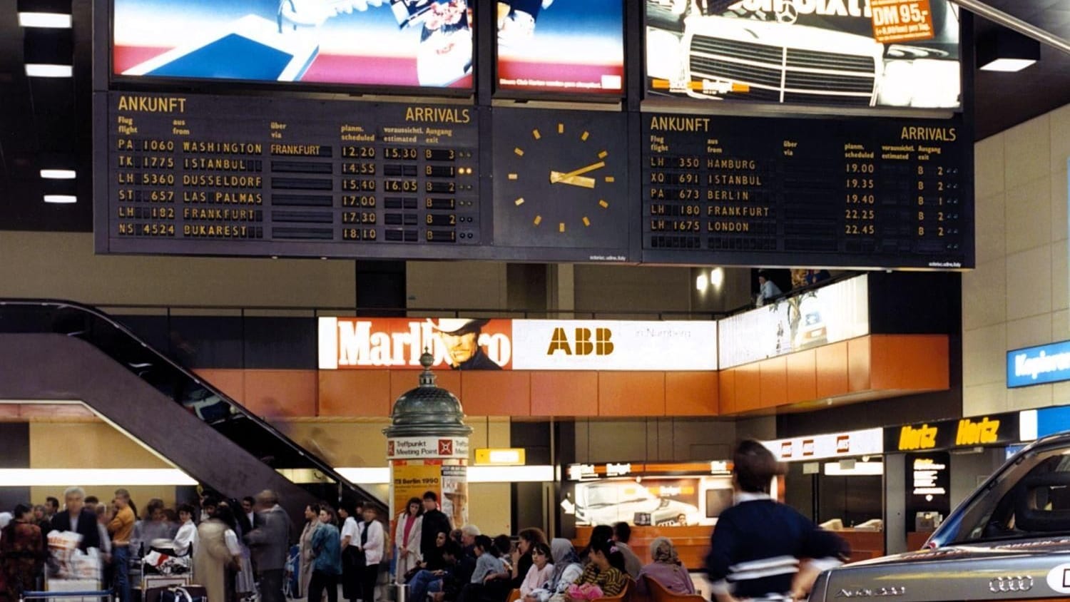Die heutige Abflughalle 2 Anfang der 1990er Jahre: Damals wurde sie noch als Ankunftshalle genutzt – wenig später erhielt sie ihr heutiges Gewand.