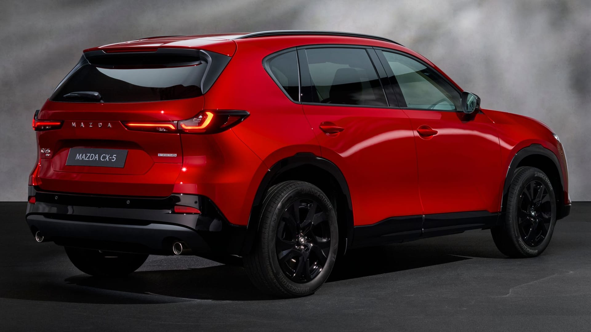 Auffällig: Am Heck springen vor allem die schmalen Rückleuchten und der Mazda-Schriftzug ins Auge.