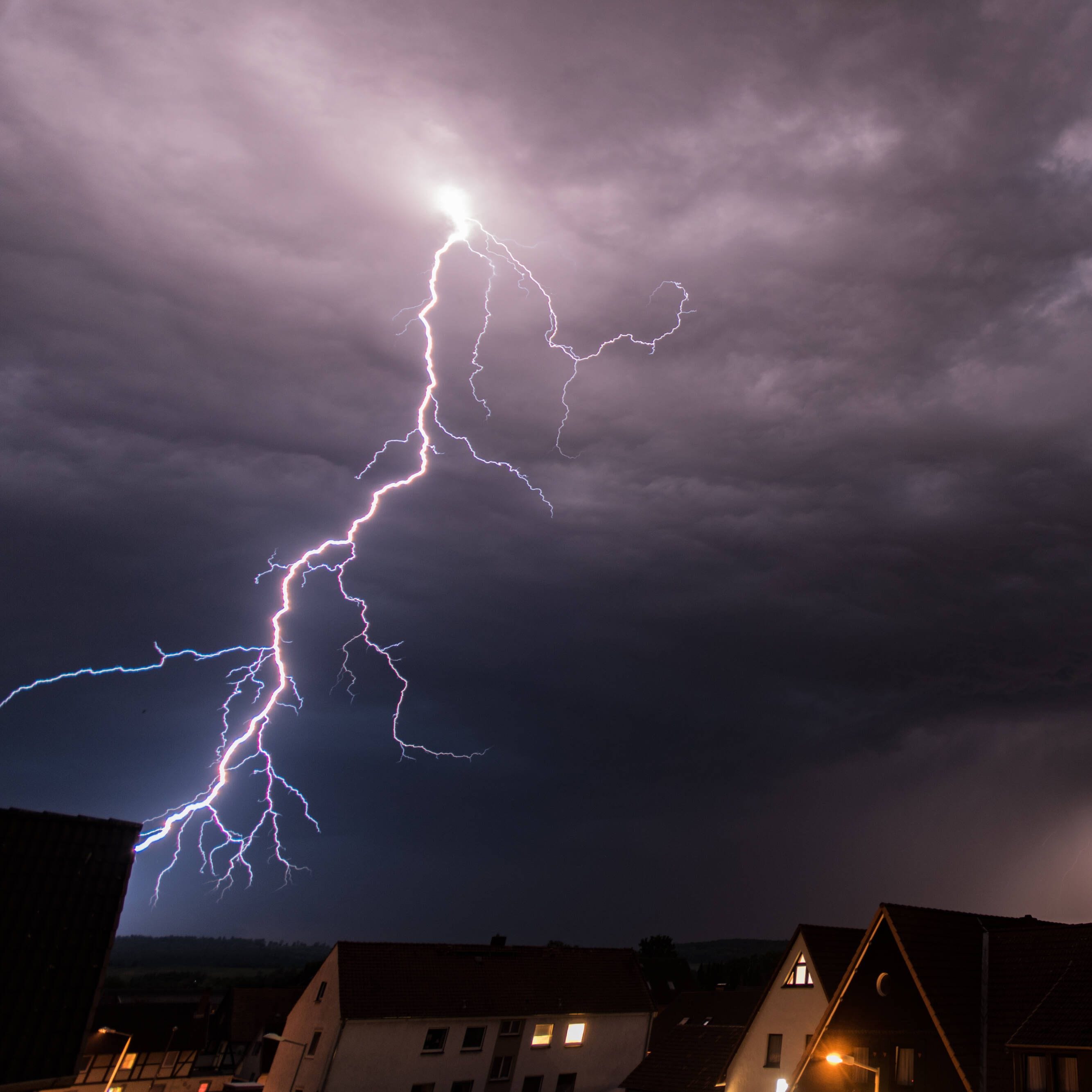 Dunkle Wolken und Blitze am Himmel: Besonders im Westen Niedersachsens kann es krachen.