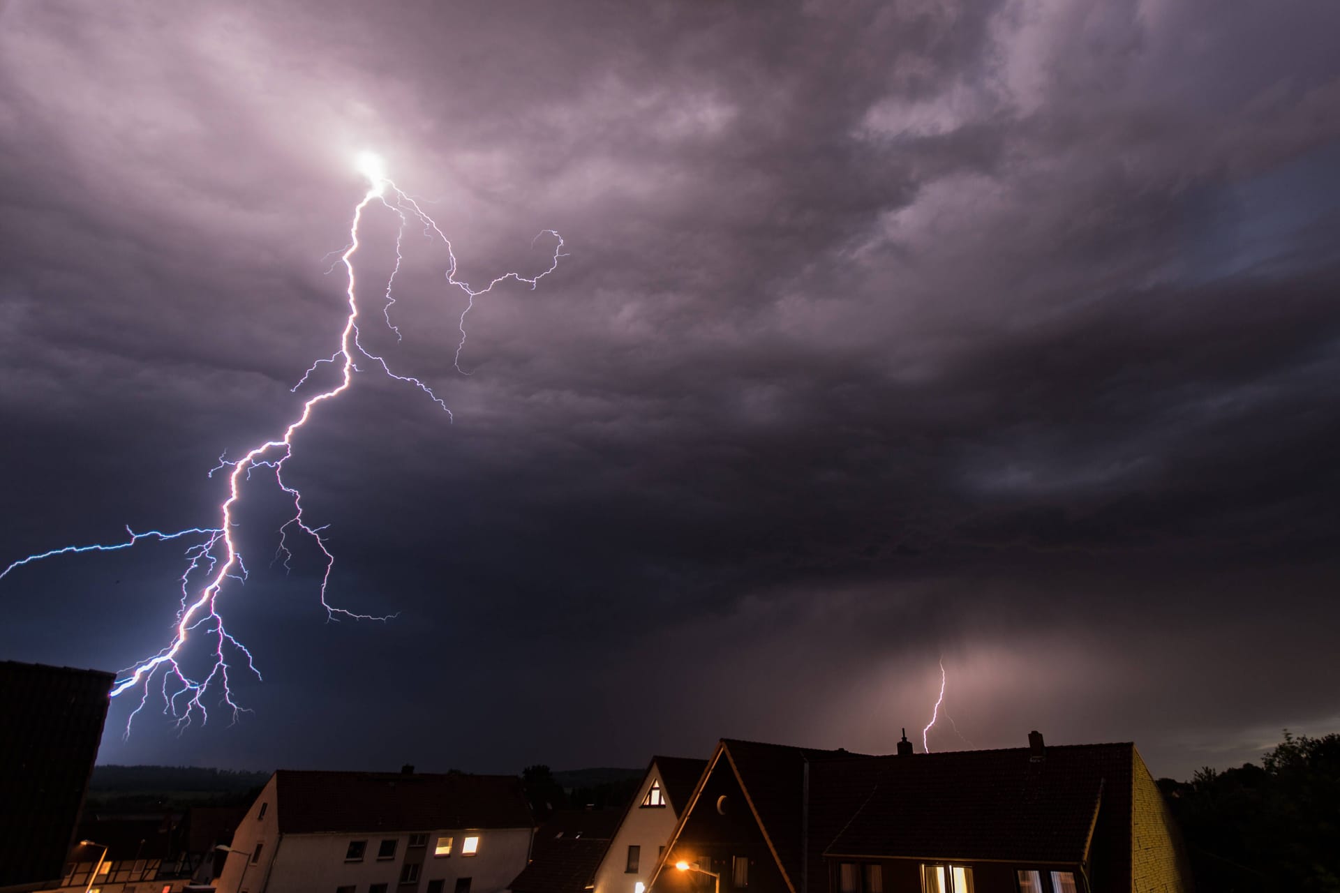 Dunkle Wolken und Blitze am Himmel: Besonders im Westen Niedersachsens kann es krachen.
