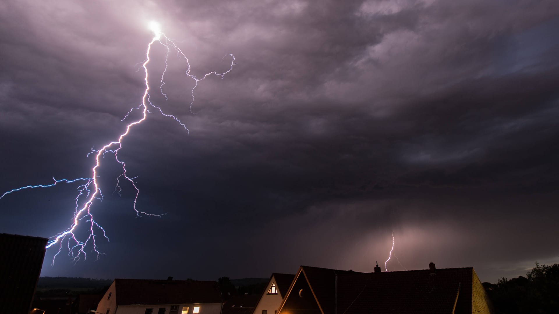 Dunkle Wolken und Blitze am Himmel: Besonders im Westen Niedersachsens kann es krachen. Dunkle Wolken und Blitze am Himmel: Besonders im Westen Niedersachsens kann es krachen.