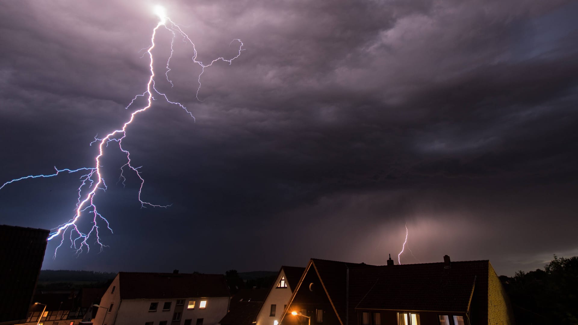 Dunkle Wolken und Blitze am Himmel: Besonders im Westen Niedersachsens kann es krachen. Dunkle Wolken und Blitze am Himmel: Besonders im Westen Niedersachsens kann es krachen.