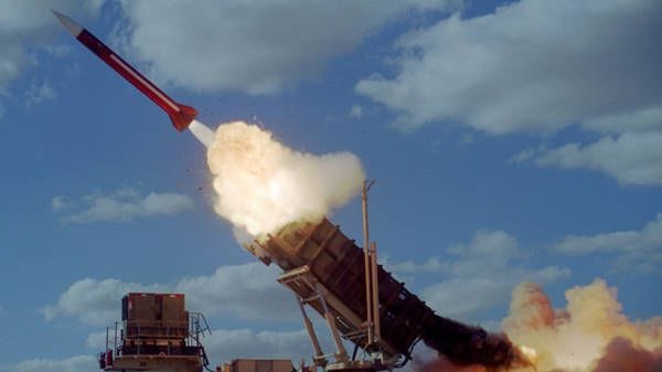 Eine Patriot-Rakete beim Start (Symbolbild): Deutschland hat angekündigt zwei weitere Systeme für die Ukraine beschaffen zu wollen. Eine Patriot-Rakete beim Start (Symbolbild): Deutschland hat angekündigt zwei weitere Systeme für die Ukraine beschaffen zu wollen.