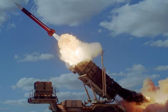 Eine Patriot-Rakete beim Start (Symbolbild): Deutschland hat angekündigt zwei weitere Systeme für die Ukraine beschaffen zu wollen.