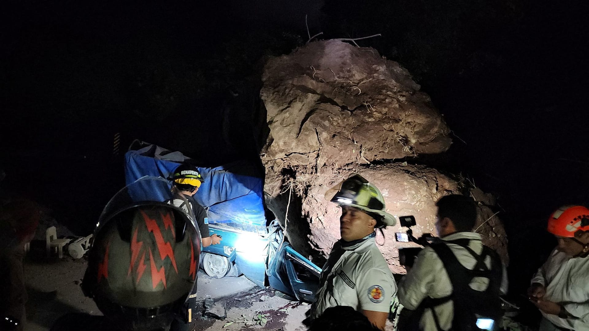 Feuerwehrleute in Guatemala befreien ein Auto unter Geröllmassen: Bei einem Erdbeben kamen mindestens zwei Menschen ums Leben.