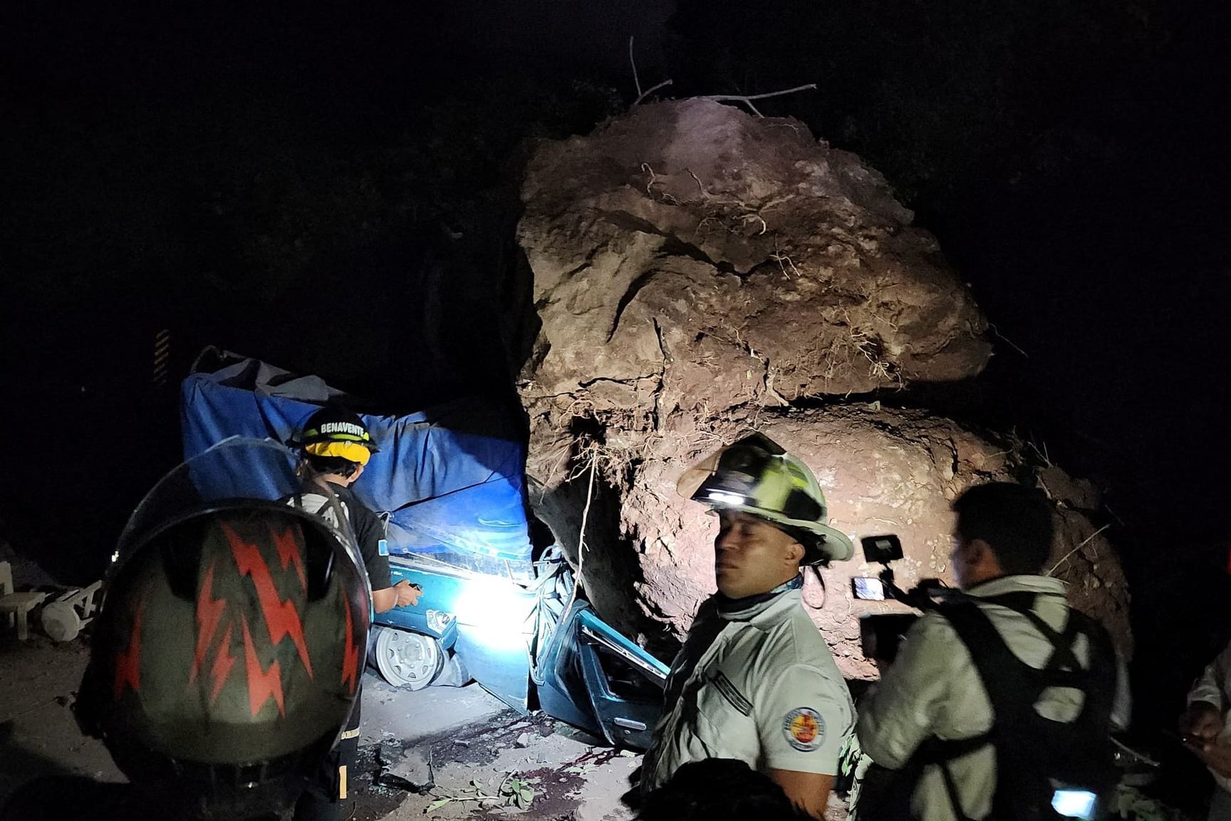 Feuerwehrleute in Guatemala befreien ein Auto unter Geröllmassen: Bei einem Erdbeben kamen mindestens zwei Menschen ums Leben.