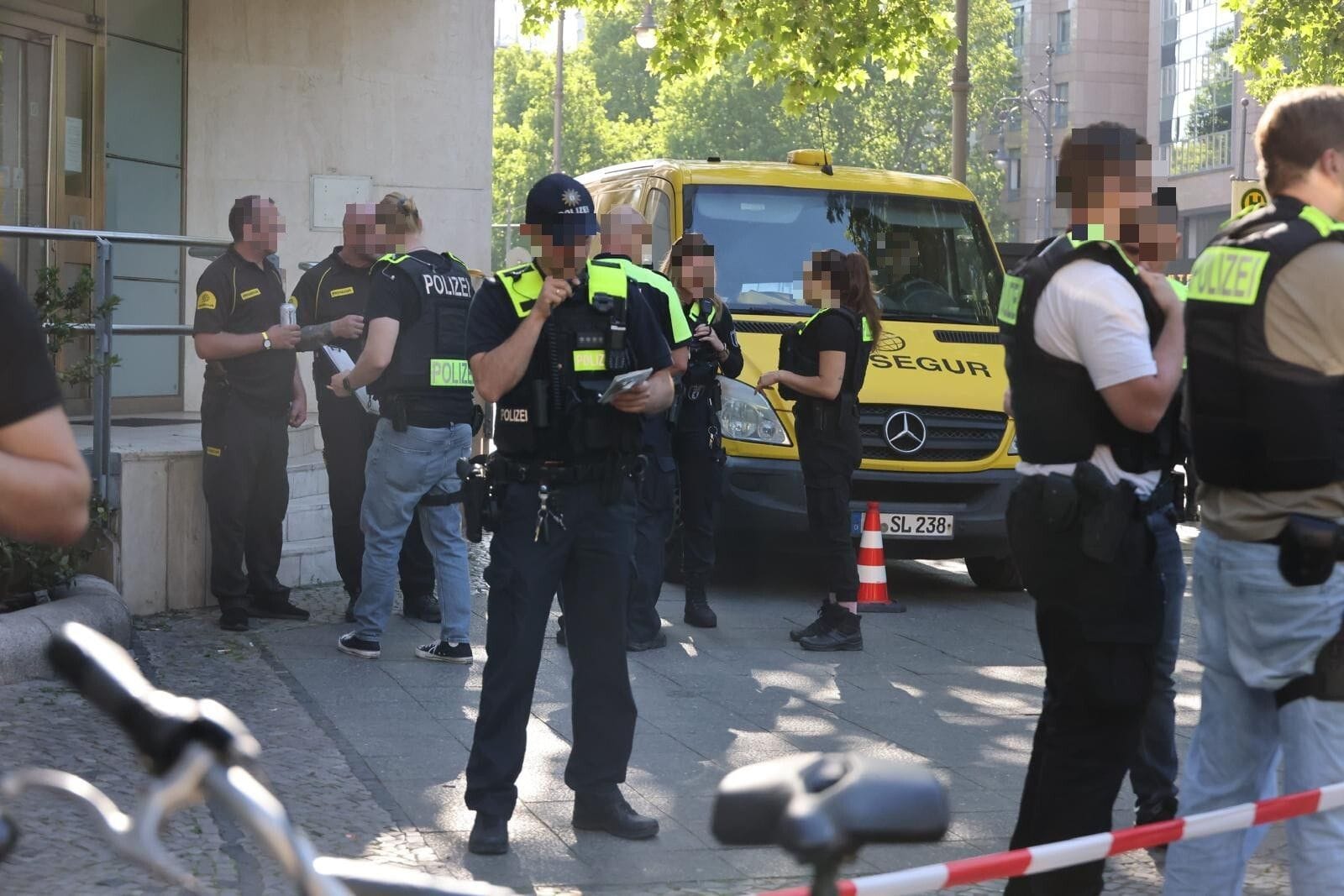 Der Einsatzort: Die Polizei ist im Großeinsatz.