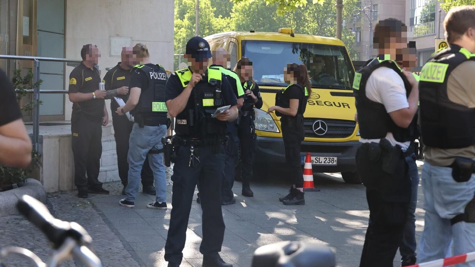 Der Einsatzort: Die Polizei ist im Großeinsatz.