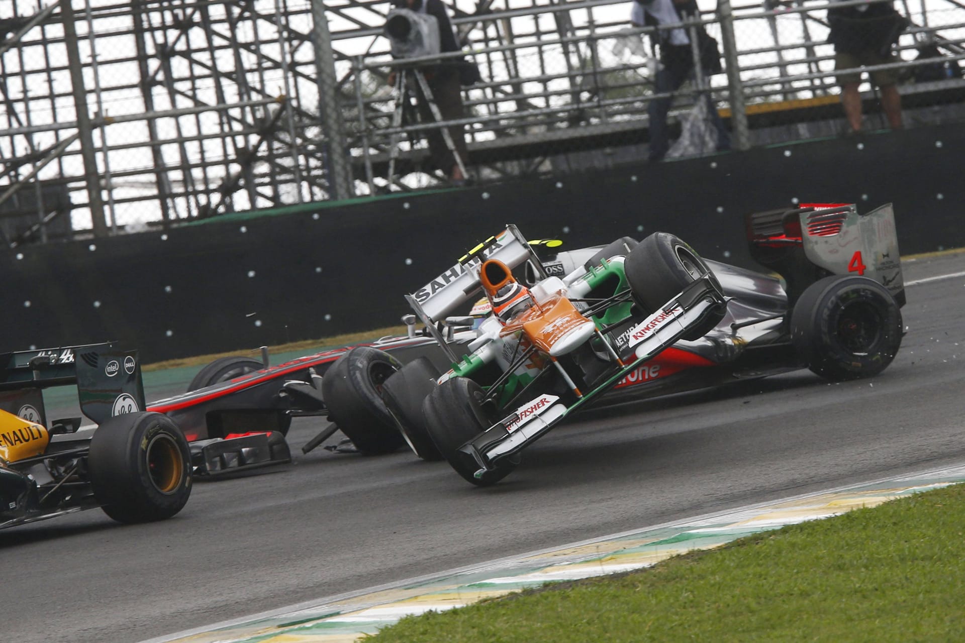 Verhängnisvoller Crash: Der Zusammenstoß mit Lewis Hamilton kostete Nico Hülkenberg eine Podestplatzierung beim Brasilien-Rennen 2012.