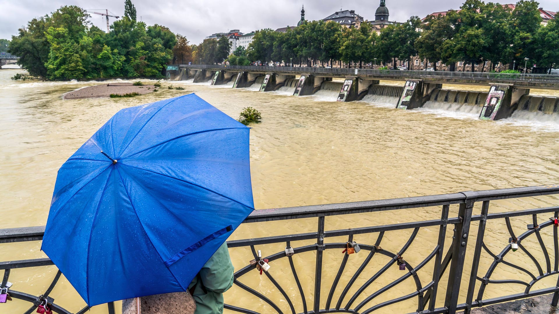 Spaziergänger während des Isar-Hochwassers 2024 (Archivfoto): Für die Stadt wurde an diesem Montag eine sogenannte Vorwarnung vor einem neuen Hochwasser veröffentlicht. Spaziergänger während des Isar-Hochwassers 2024 (Archivfoto): Für die Stadt wurde an diesem Montag eine sogenannte Vorwarnung vor einem neuen Hochwasser veröffentlicht.