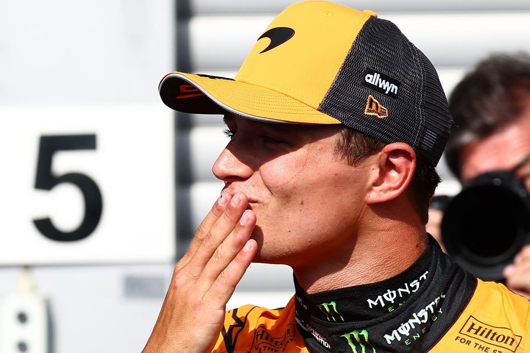 Handküsse nach der nächsten Pole: Lando Norris feiert seinen Erfolg im Qualifying von Spa.