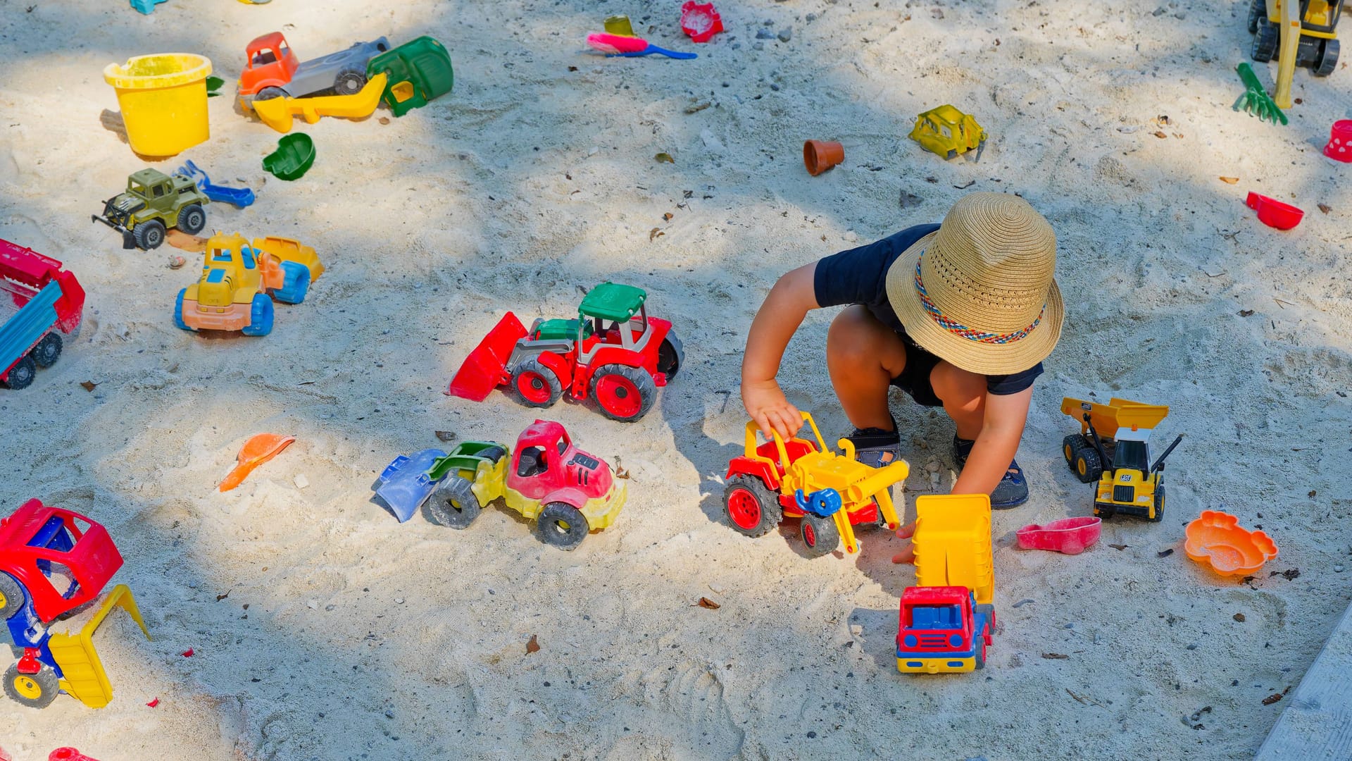 Junge auf einem Spielplatz (Symbolfoto): In Neuhausen ist ein Konflikt auf einem Spielplatz gewalttätig geendet.