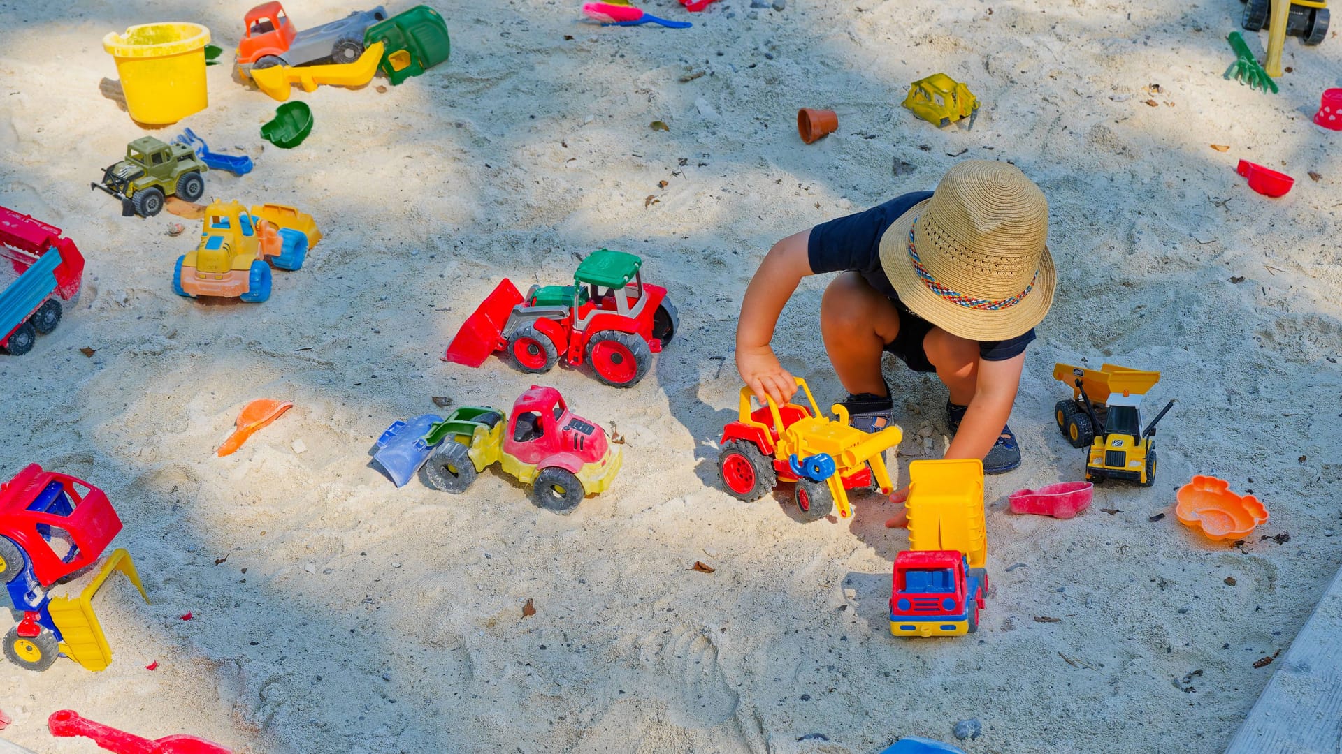 Junge auf einem Spielplatz (Symbolfoto): In Neuhausen ist ein Konflikt auf einem Spielplatz gewalttätig geendet.