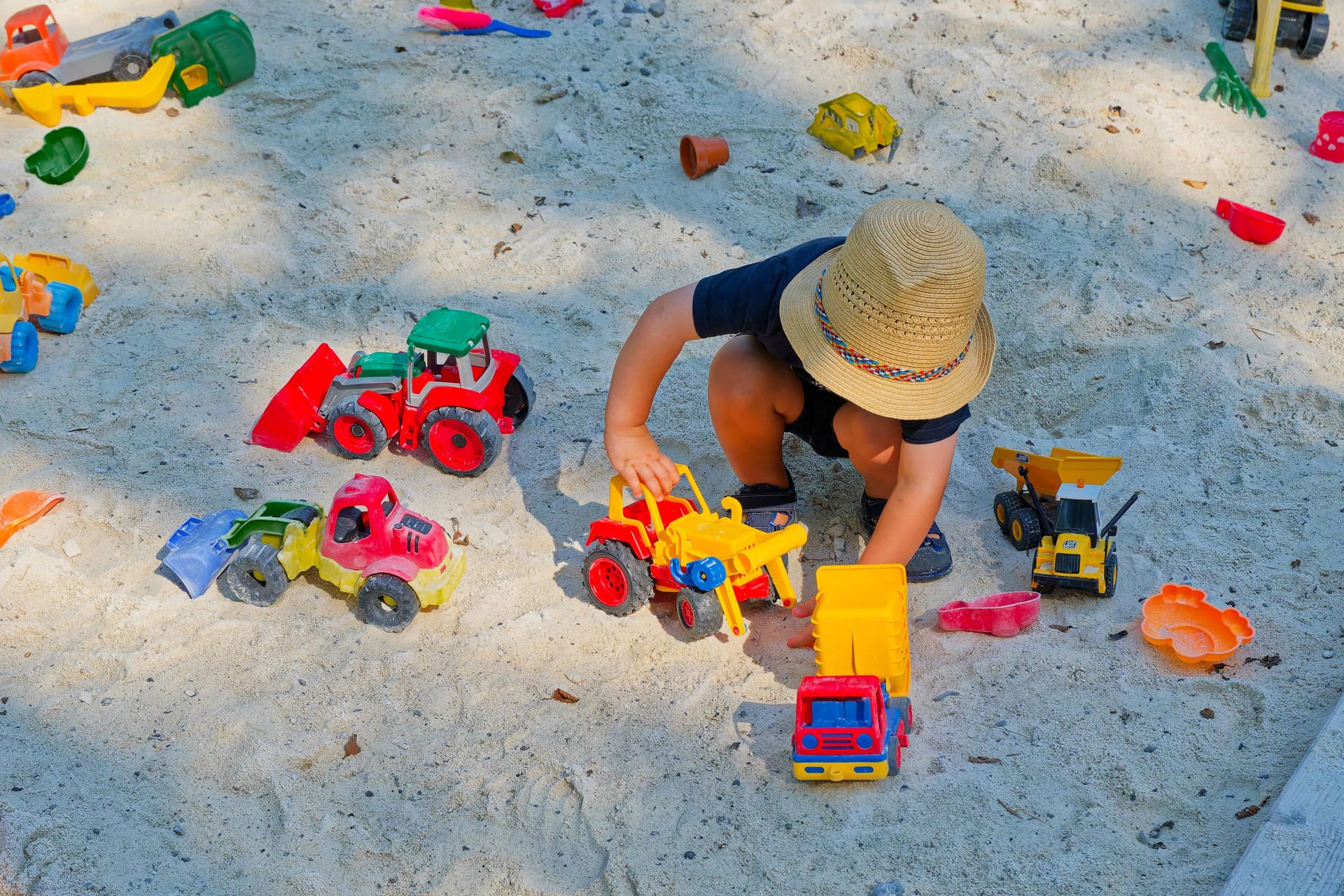 Junge auf einem Spielplatz (Symbolfoto): In Neuhausen ist ein Konflikt auf einem Spielplatz gewalttätig geendet.