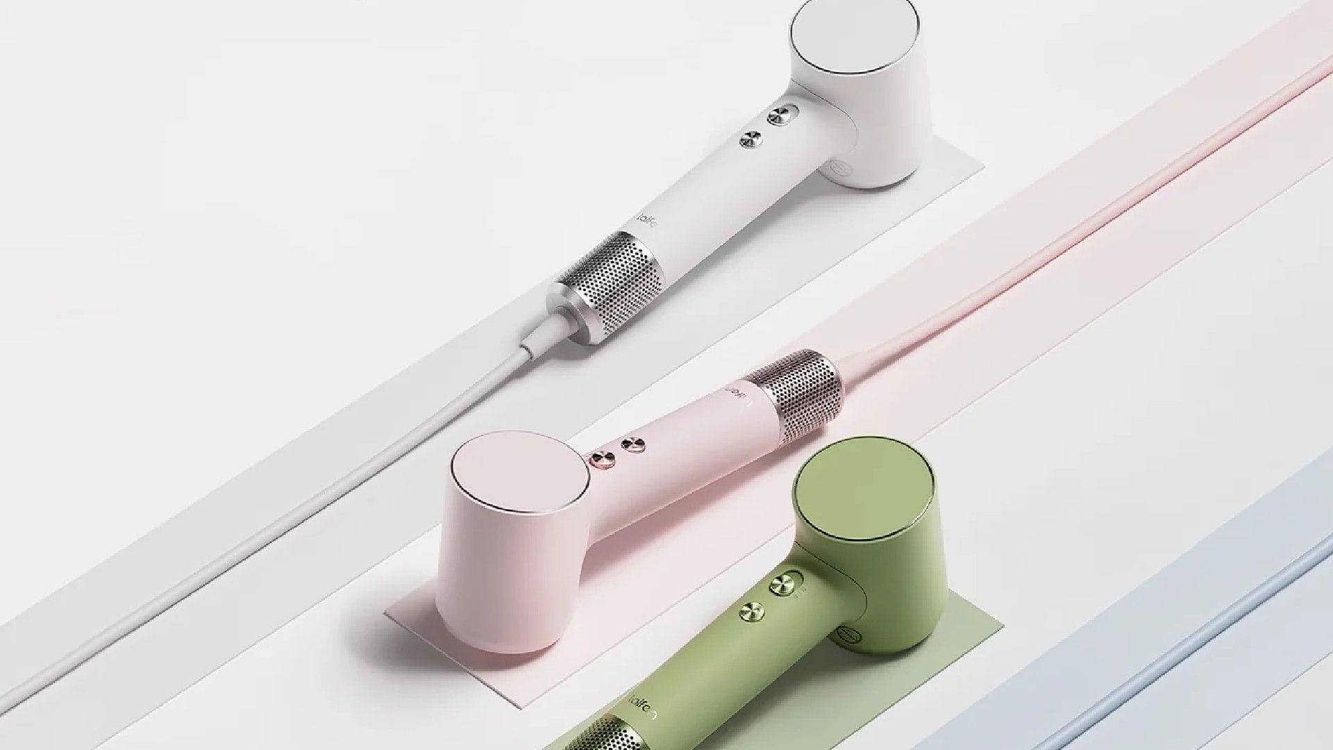Der Föhn erinnert vom Design stark an den Luxus-Föhn von Dyson.