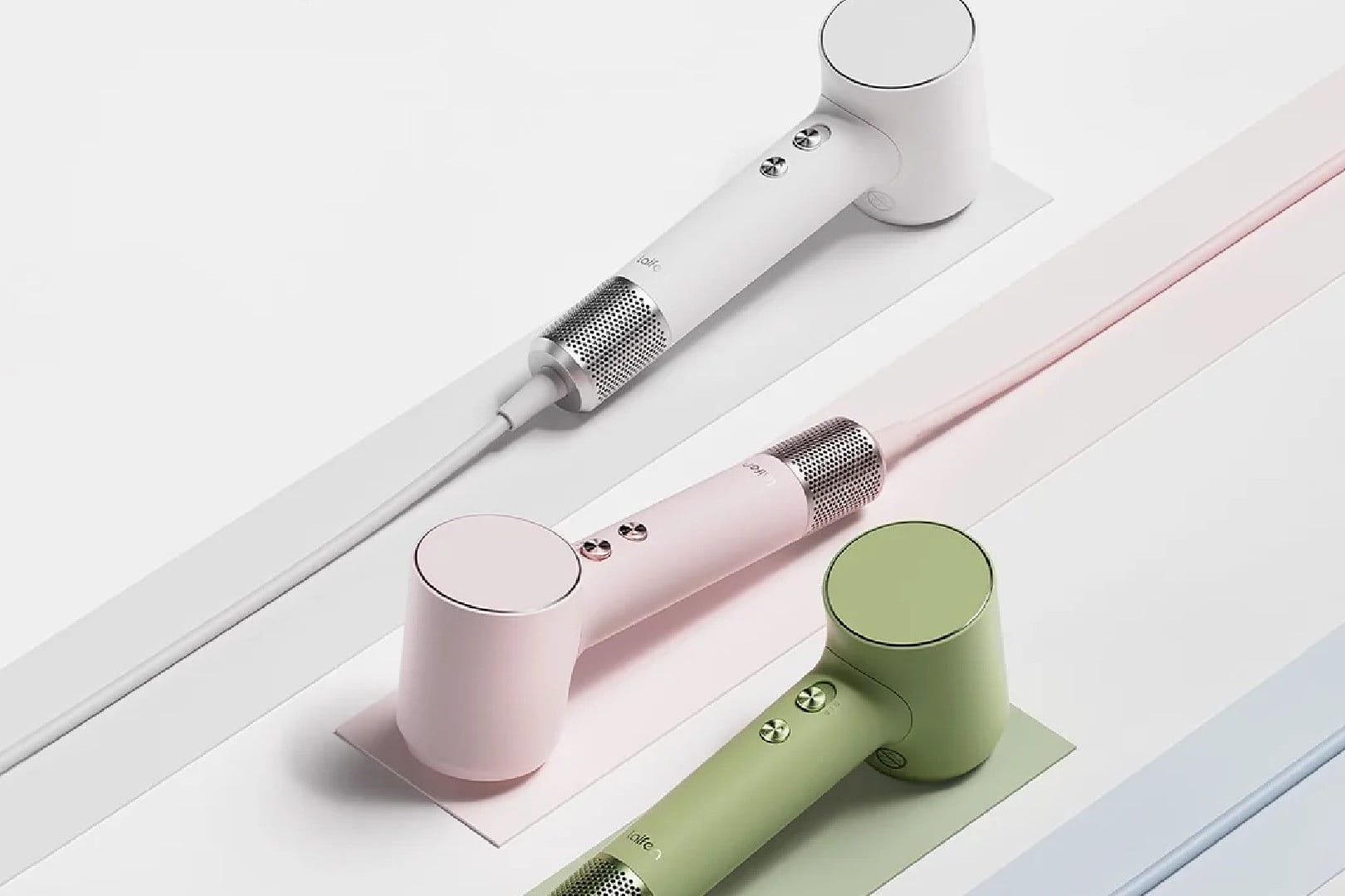 Der Föhn erinnert vom Design stark an den Luxus-Föhn von Dyson.