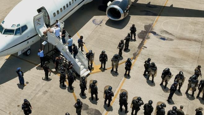 Salvadorianische Soldaten überwachen den Gefangenenaustausch zwischen den USA und Venezuela: 252 Venezolaner kehren in ihre Heimat zurück. Salvadorianische Soldaten überwachen den Gefangenenaustausch zwischen den USA und Venezuela: 252 Venezolaner kehren in ihre Heimat zurück.