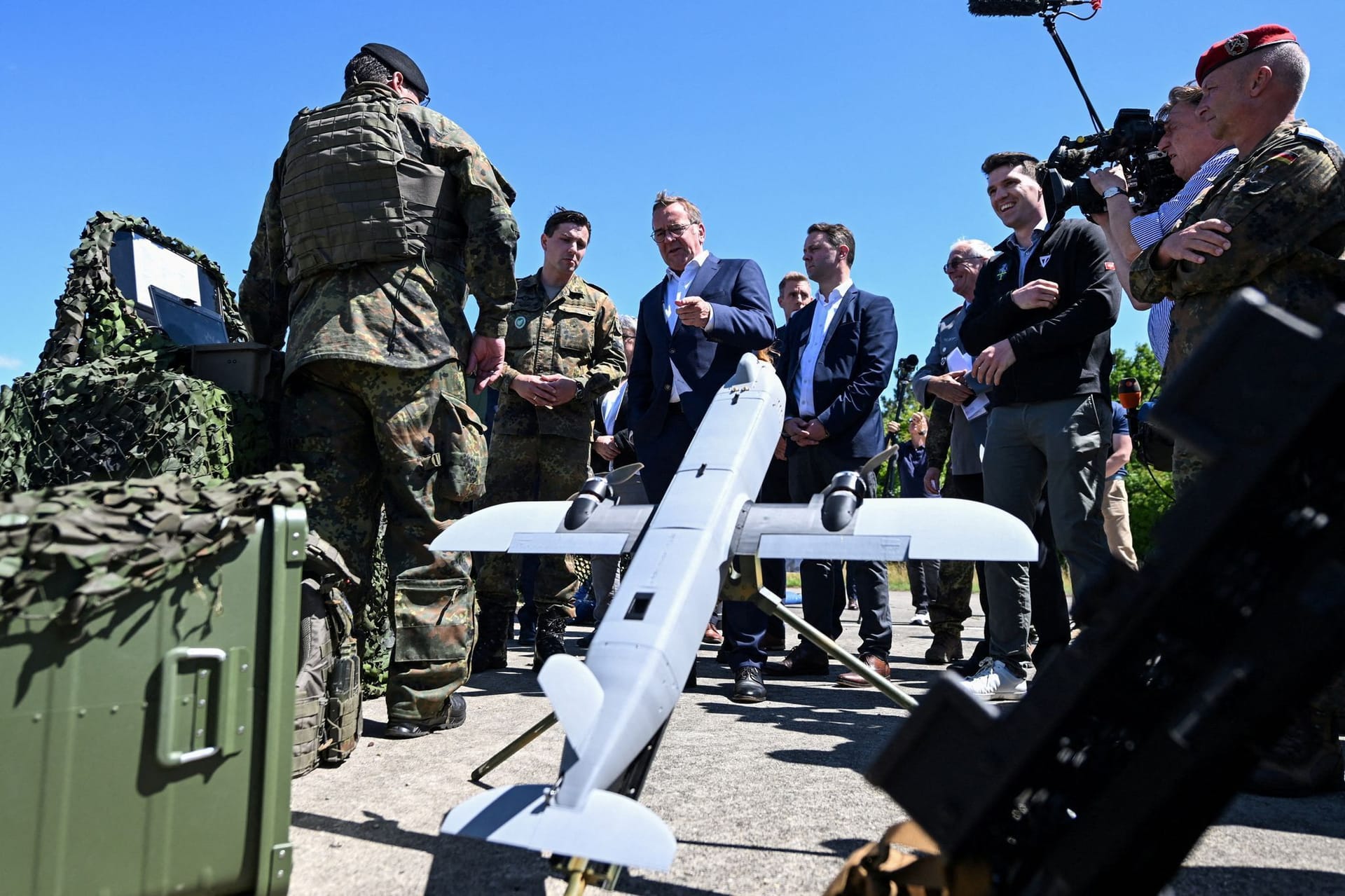 Boris Pistorius lässt sich von Bundeswehrsoldaten in Erding Drohnen vorführen.