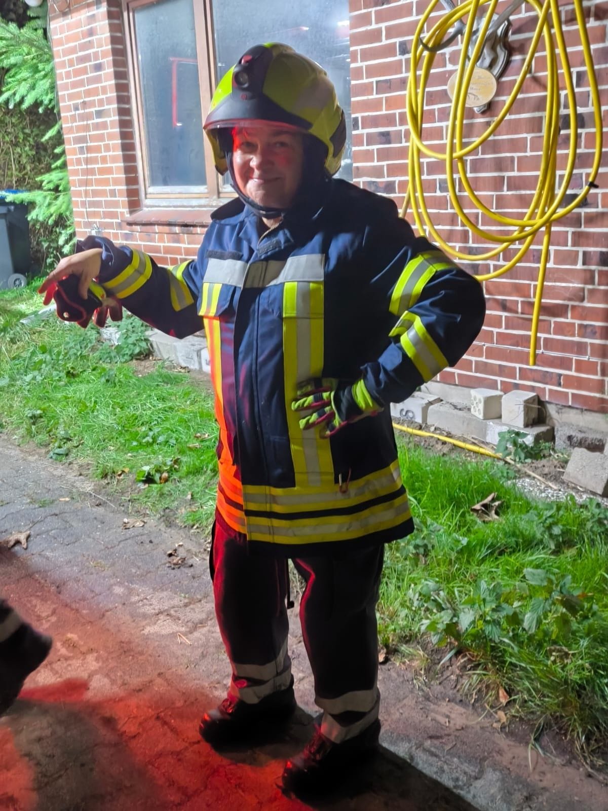 Bettina Suhm in Feuerwehrkluft: Die Lebensretterin bildete viele ihrer jüngeren Kollegen selbst aus.