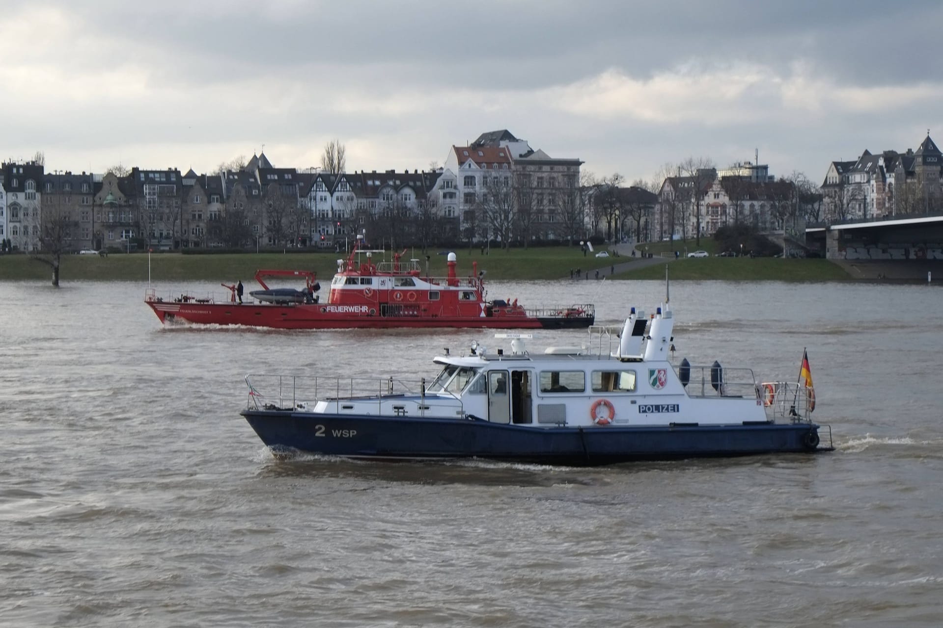Polizeiboot und Feuerlöschboot bei Düsseldorf-Oberkassel (Archivfoto): Am Donnerstagabend kam es an der Rheinstelle zu einem brisanten Vorfall.
