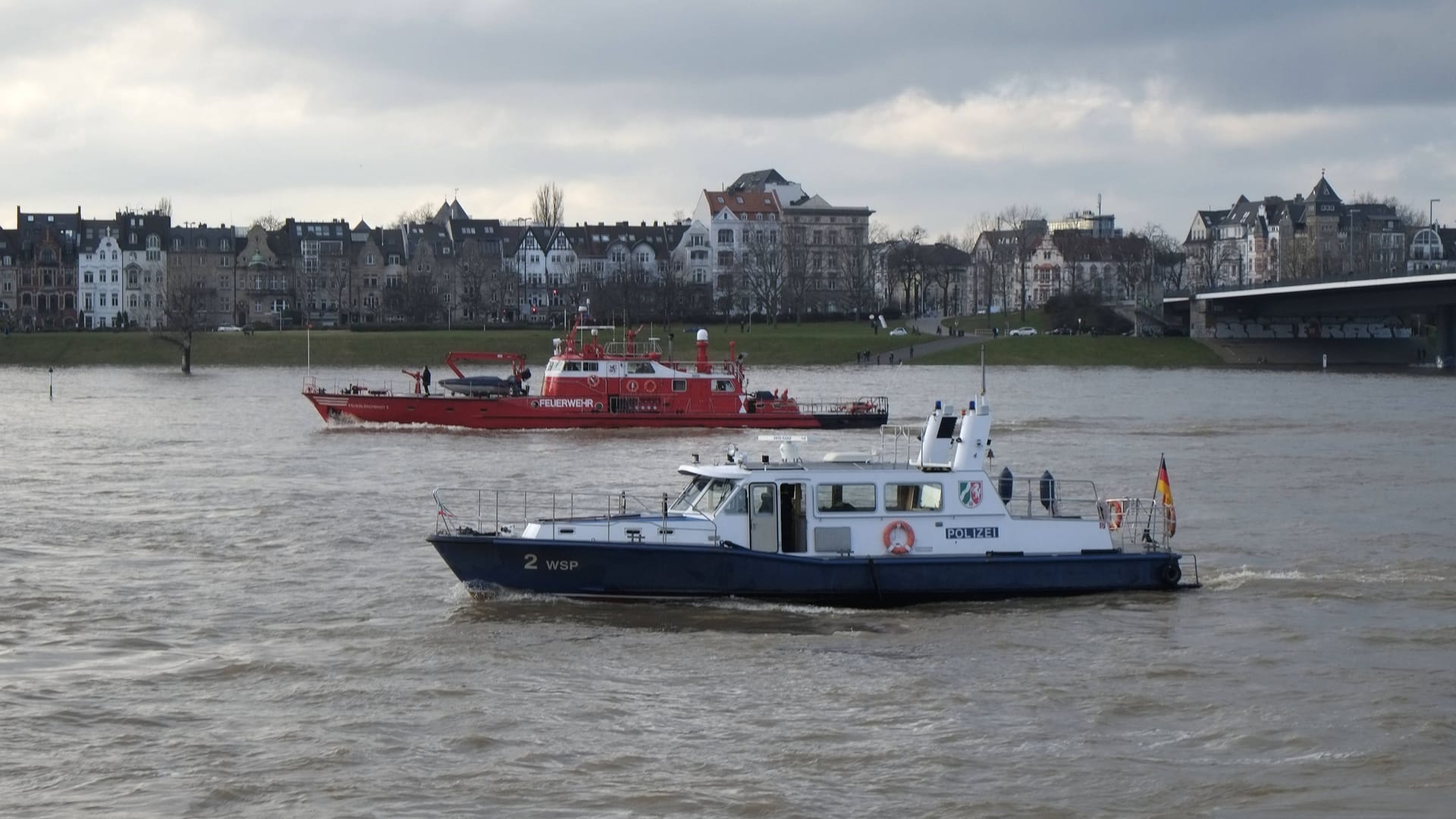 Polizeiboot und Feuerlöschboot bei Düsseldorf-Oberkassel (Archivfoto): Am Donnerstagabend kam es an der Rheinstelle zu einem brisanten Vorfall.