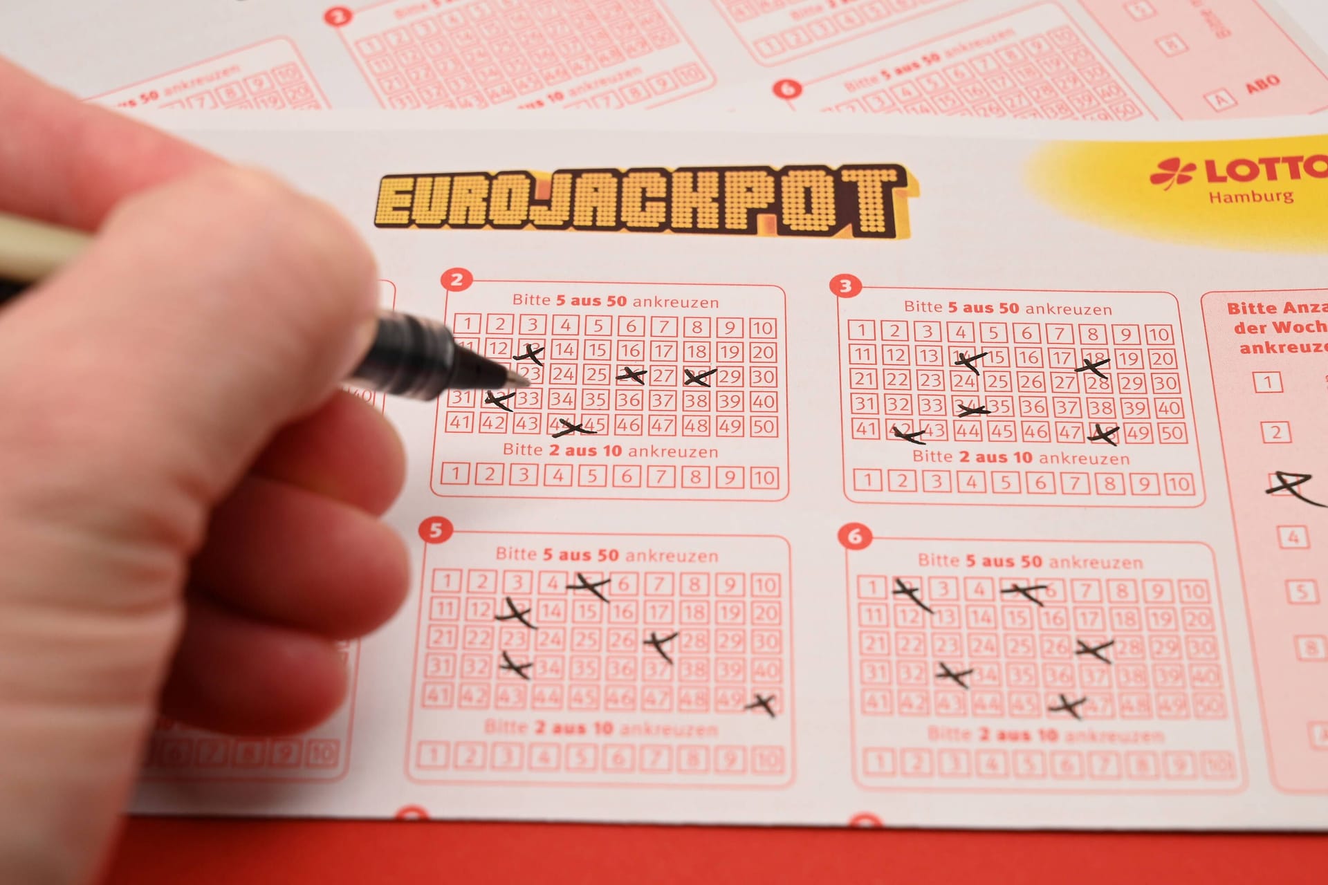 Eine Person füllt einen Lotto-Schein aus (Archivbild):
