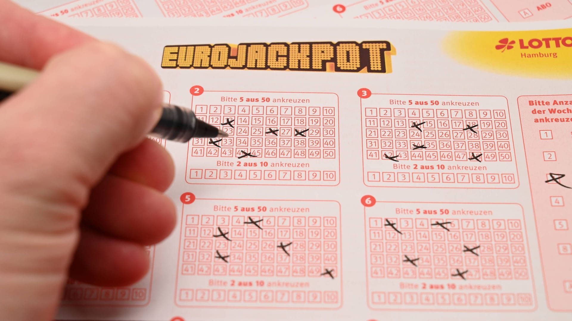 Eine Person füllt einen Lotto-Schein aus (Archivbild):