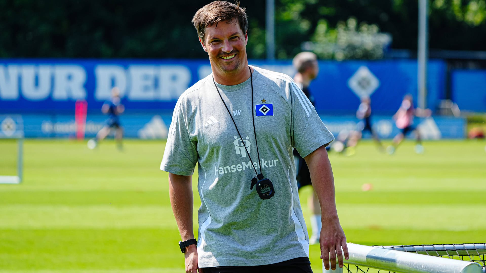Merlin Polzin freut sich zum Trainingsauftakt: Der HSV-Trainer bestreitet mit seinem Team am Samstag ein Testspiel beim TSV Elstorf. Merlin Polzin freut sich zum Trainingsauftakt: Der HSV-Trainer bestreitet mit seinem Team am Samstag ein Testspiel beim TSV Elstorf.