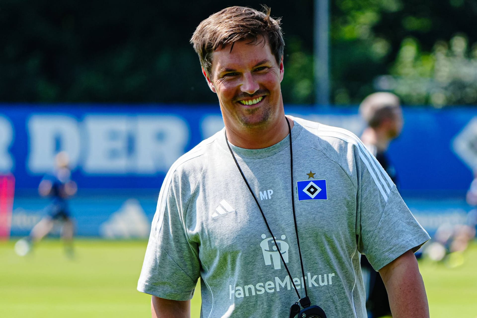 Merlin Polzin freut sich zum Trainingsauftakt: Der HSV-Trainer bestreitet mit seinem Team am Samstag ein Testspiel beim TSV Elstorf. Merlin Polzin freut sich zum Trainingsauftakt: Der HSV-Trainer bestreitet mit seinem Team am Samstag ein Testspiel beim TSV Elstorf.