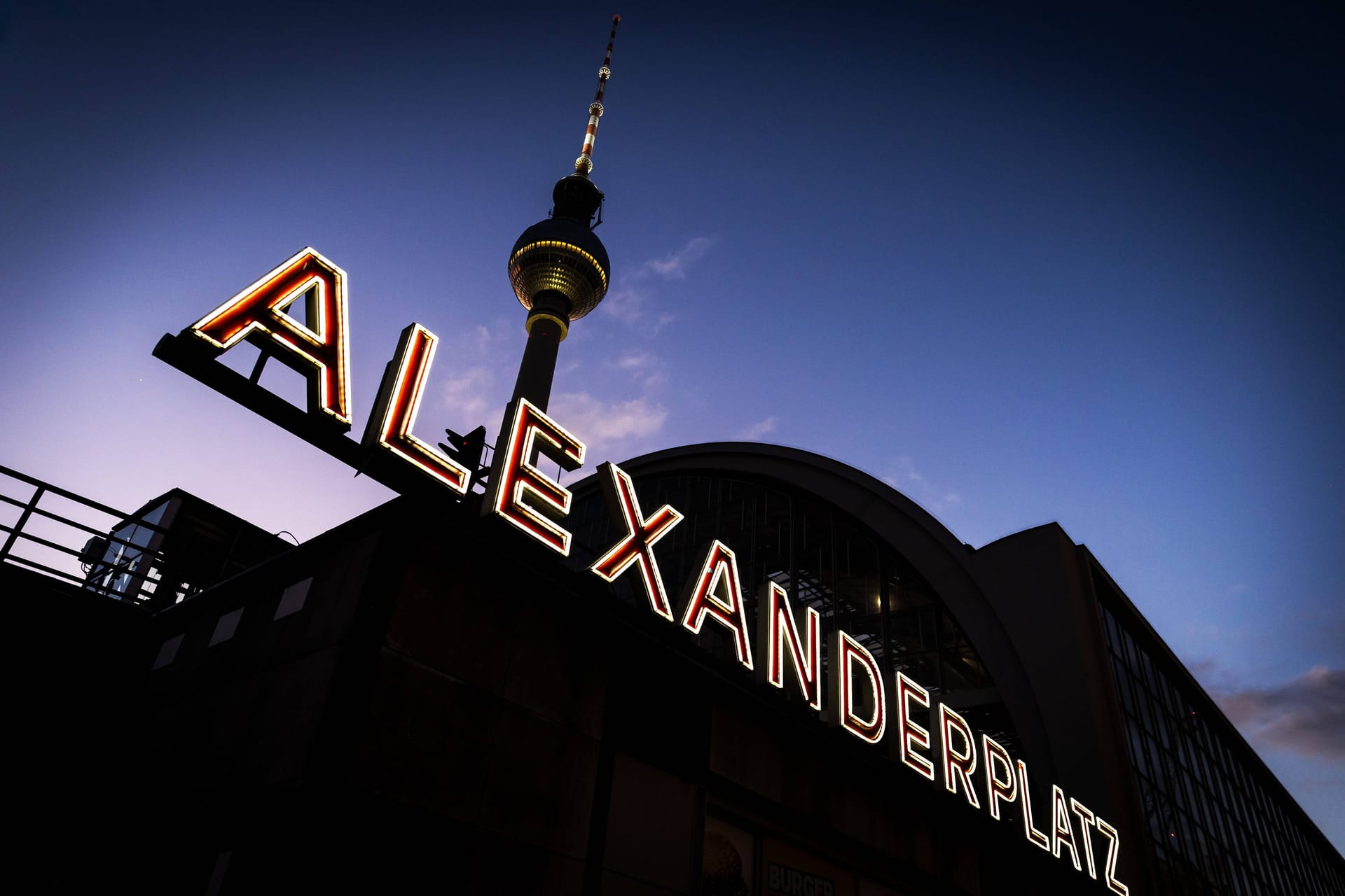 S-Bahnhof Alexanderplatz bei Dämmerung (Symbolbild: