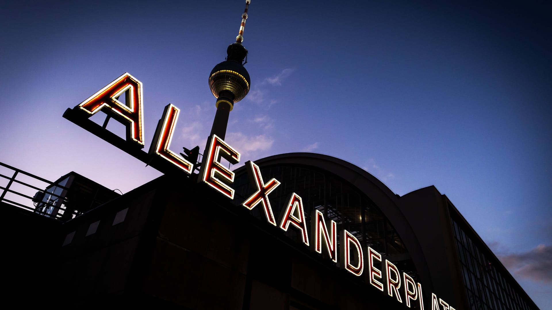 S-Bahnhof Alexanderplatz bei Dämmerung (Symbolbild: