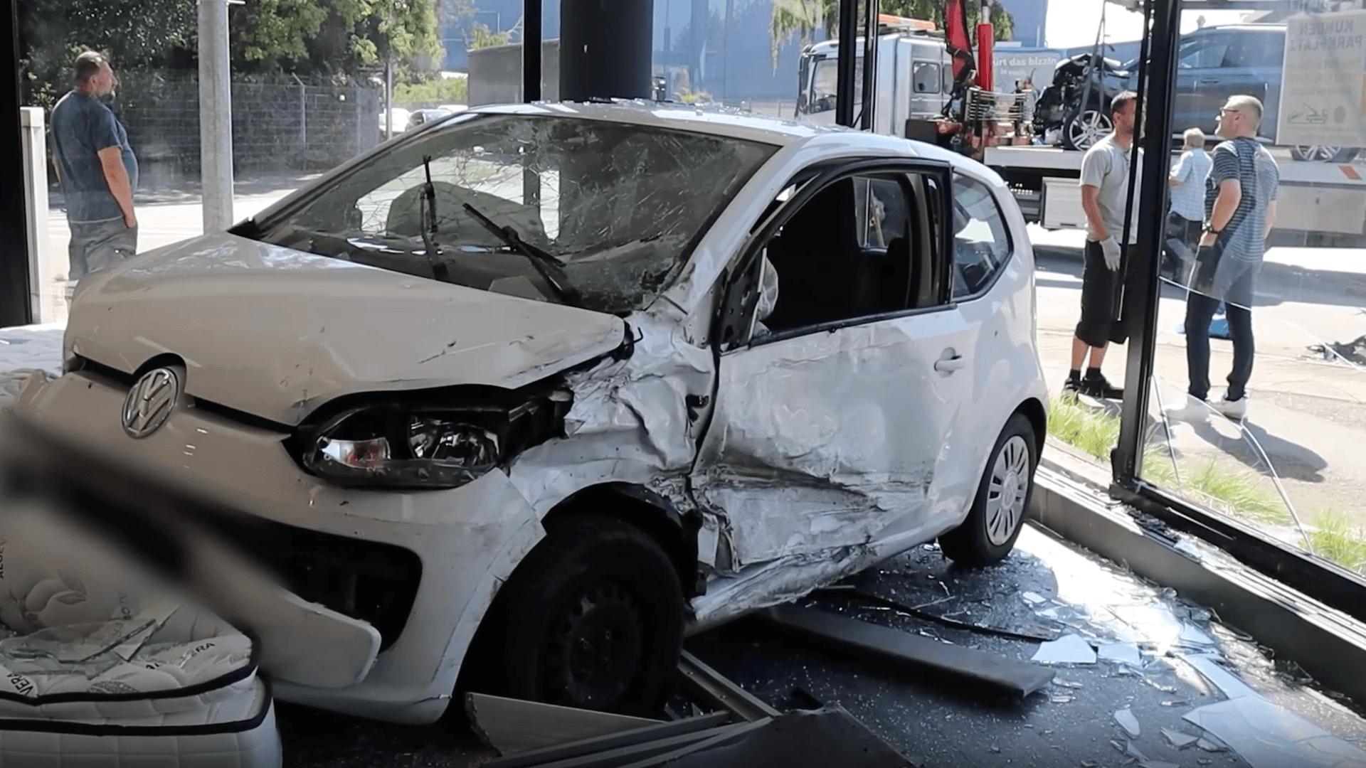Mannheim: Ein Auto steht nach einem Unfall in einem Möbelgeschäft.